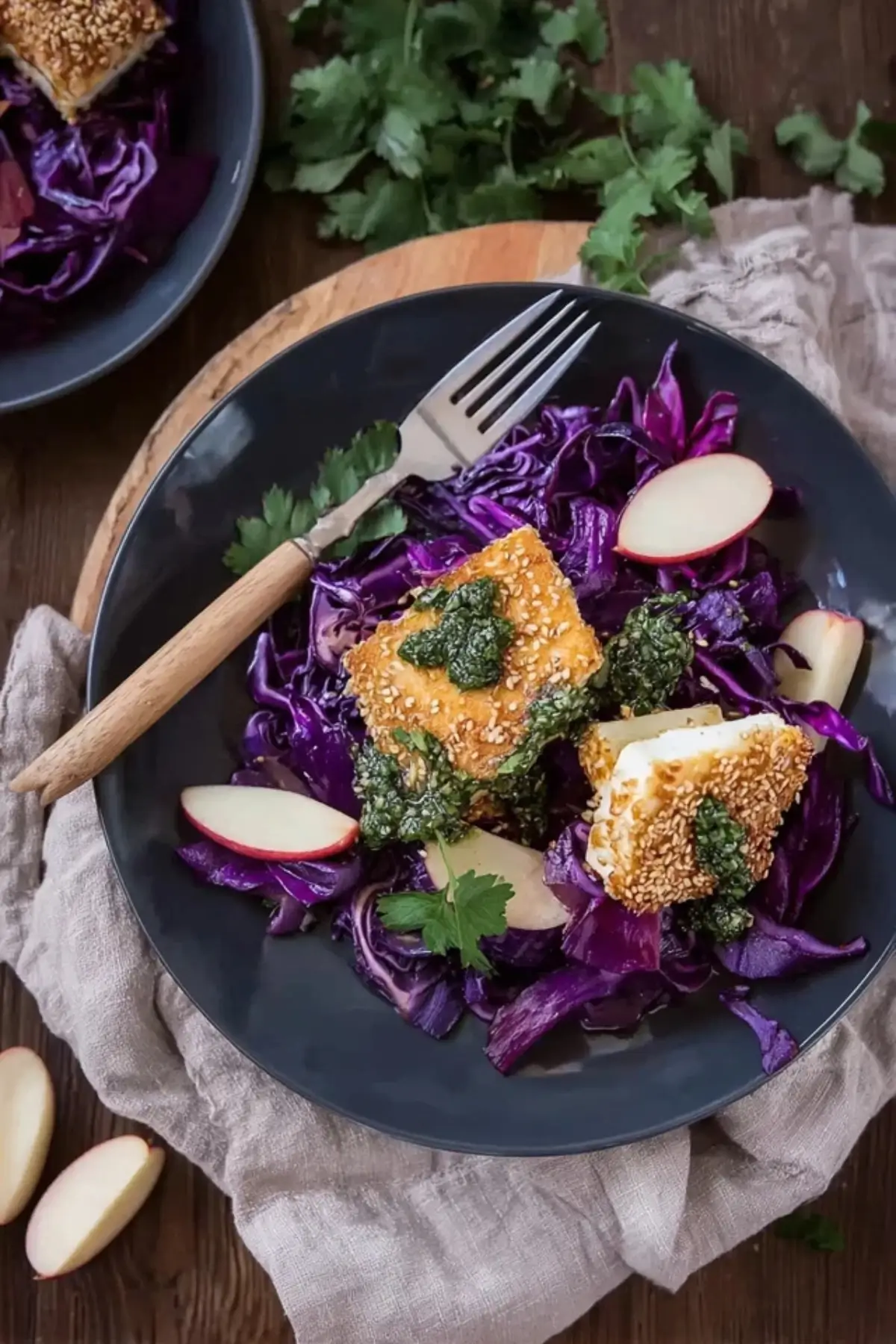 Panierter Feta mit Rotkohl und Salsa verde