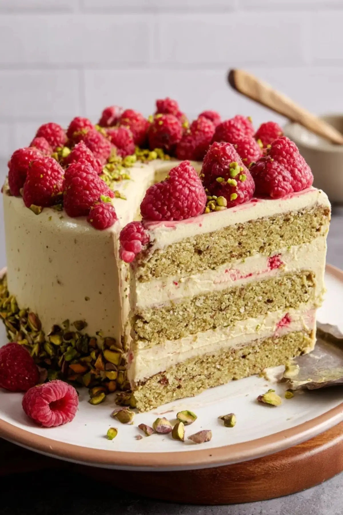 Pistazien Torte mit echter Pistaziencreme &amp; Himbeeren - Muma’s Kitchen
