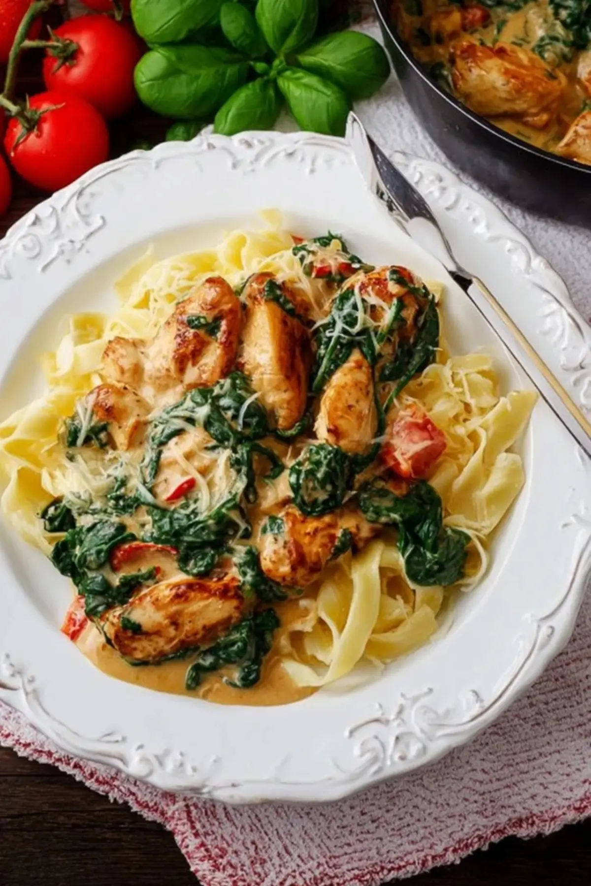 Cremige Hähnchenpfanne mit Spinat und Parmesan Sosse