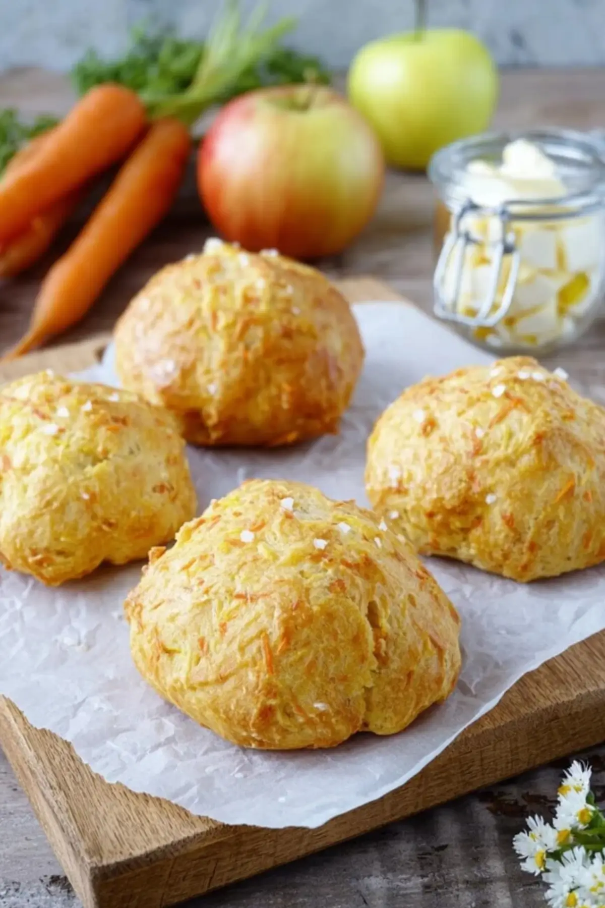 Frühlingsbrötchen mit Quark, Apfel & Möhre