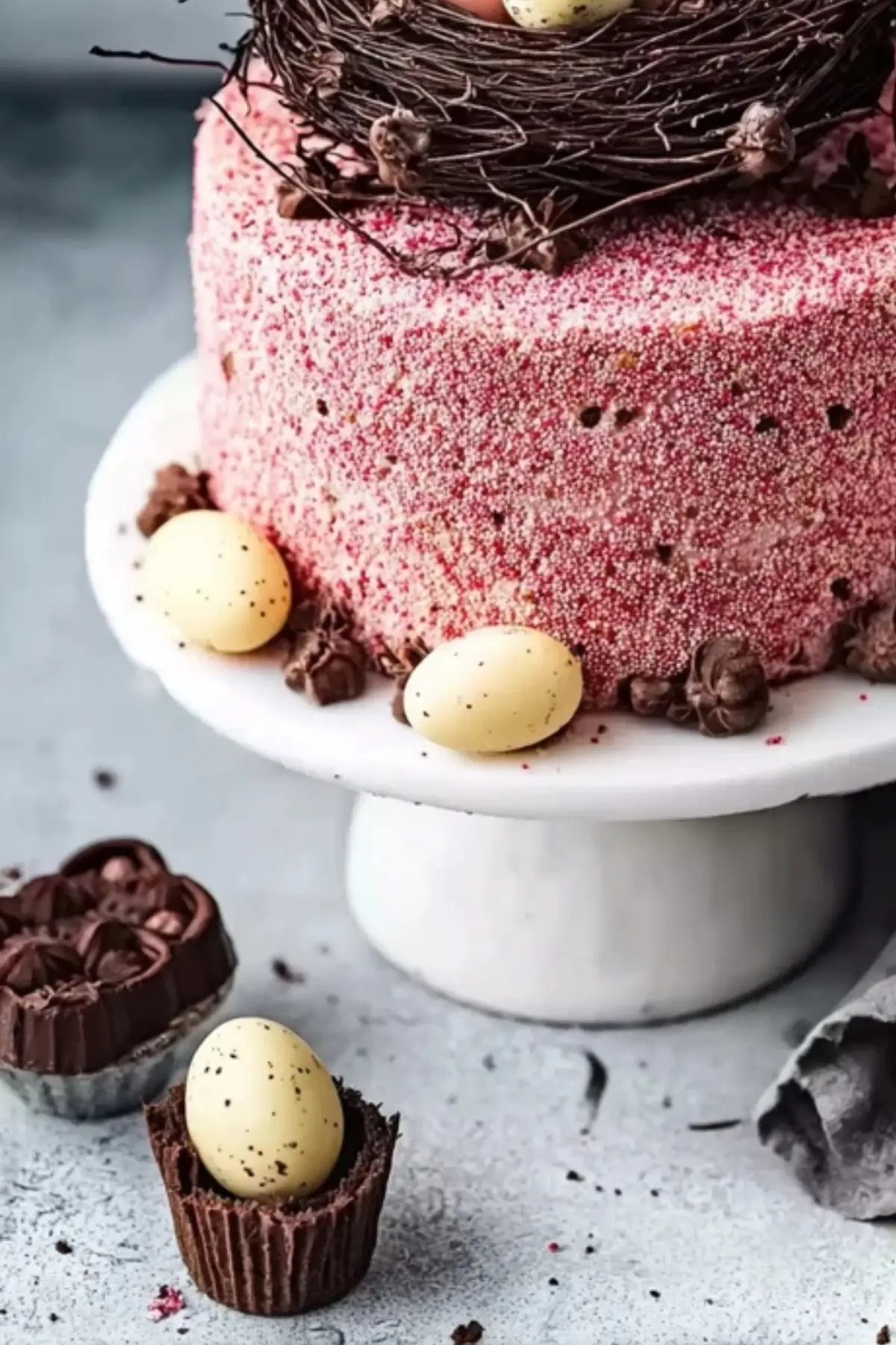 Gesprenkelte Ostertorte mit Nest aus Schokolade