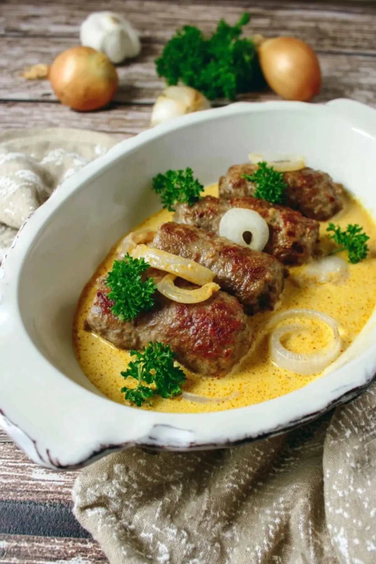 Hackfleischrouladen mit Sahne Zwiebel Sauce
