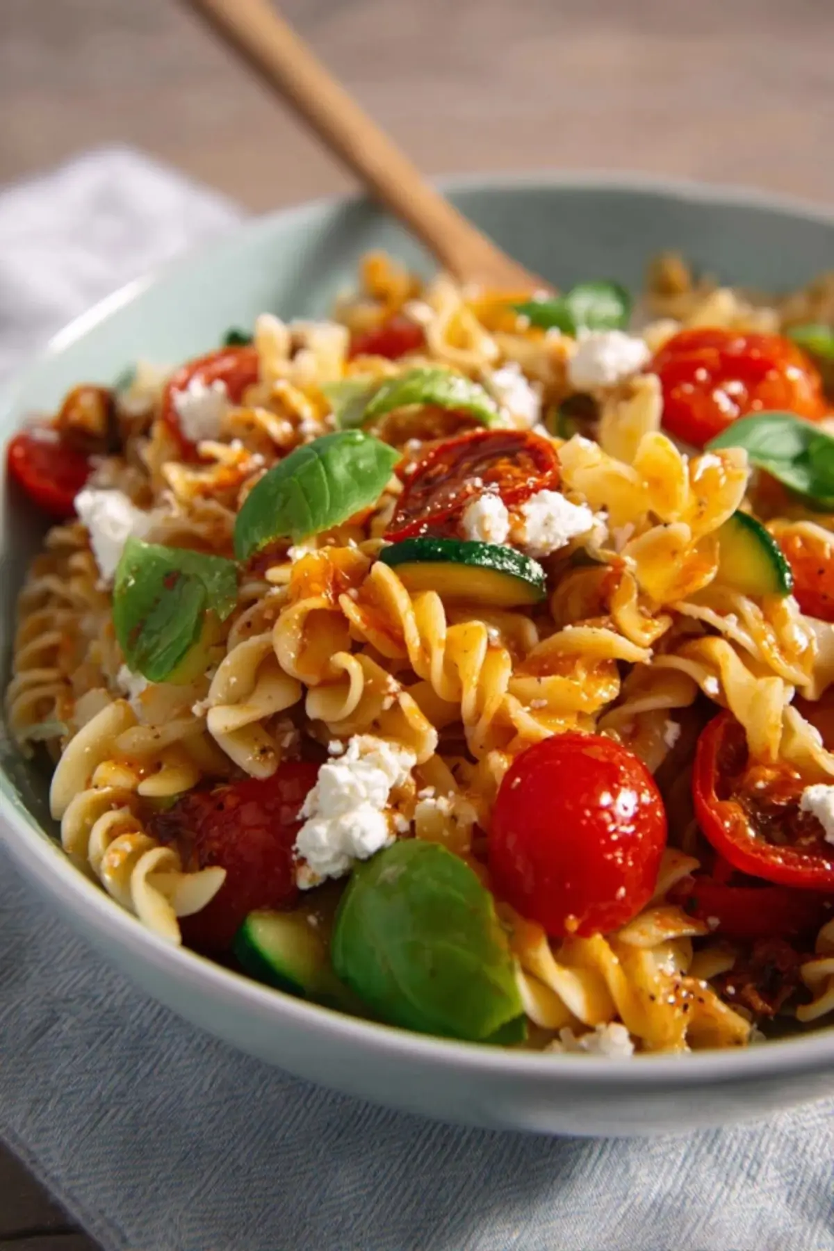 Mediterraner Nudelsalat mit Tomatendressing