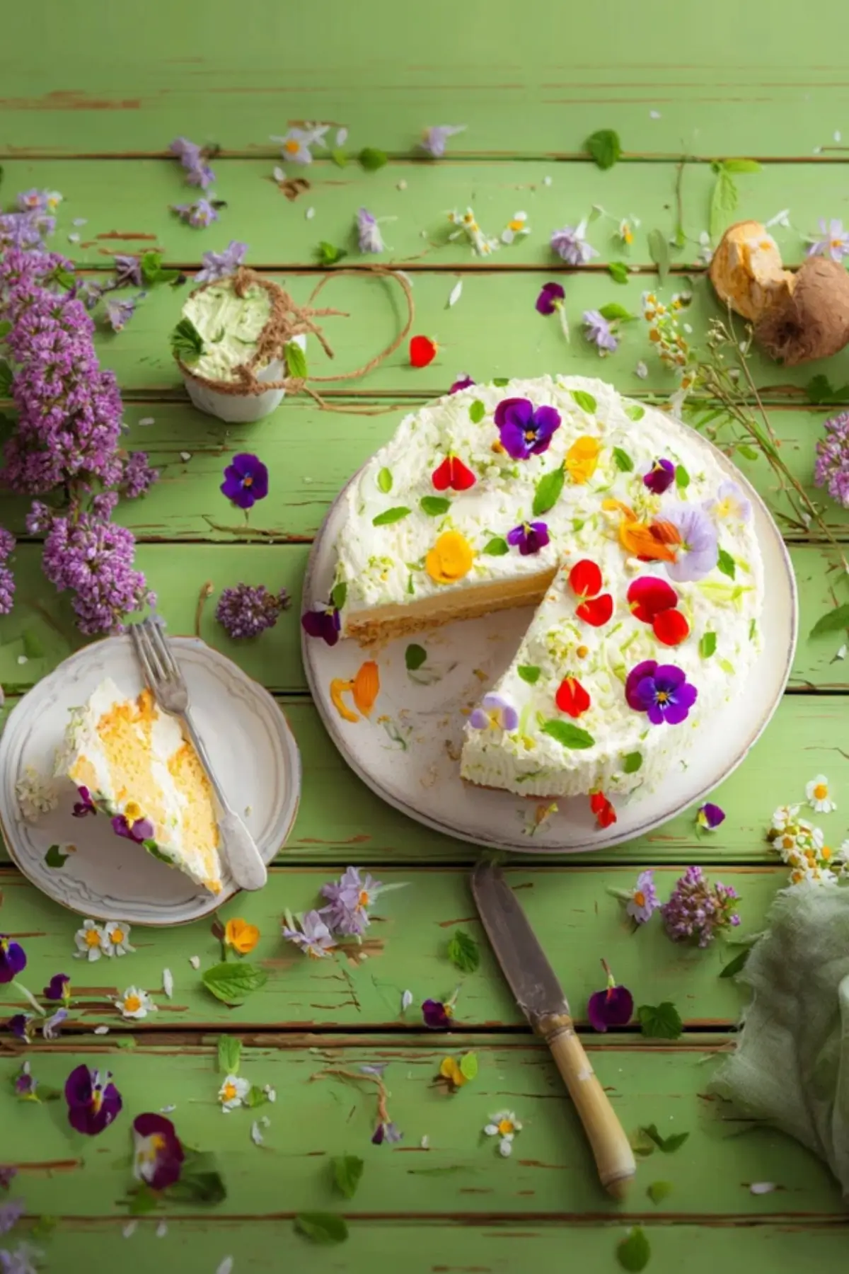 Ostertorte mit Waldmeister und essbaren Blüten