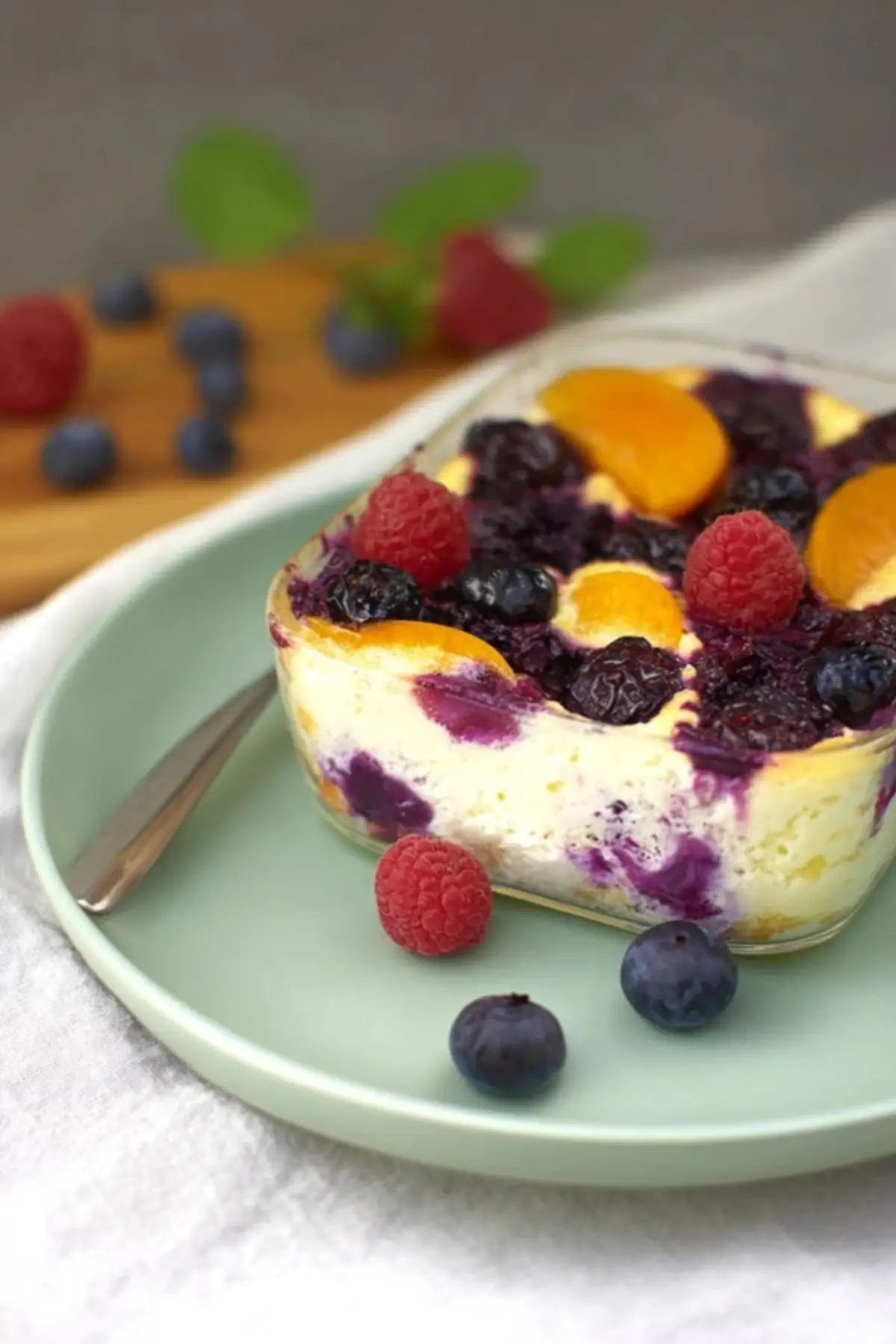 Quark Grieß Auflauf mit Beeren und Sommerobst