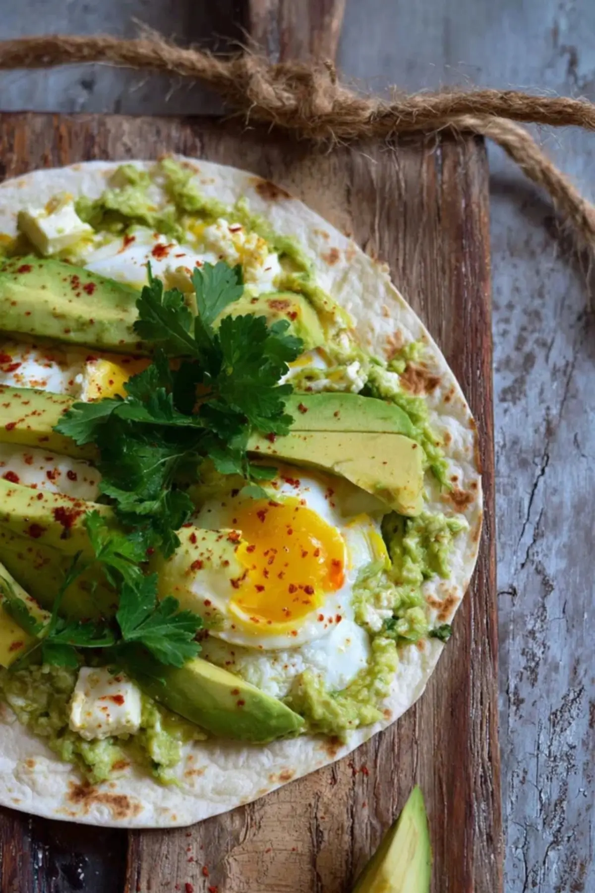 Frühstückswrap mit Ei und Avocado