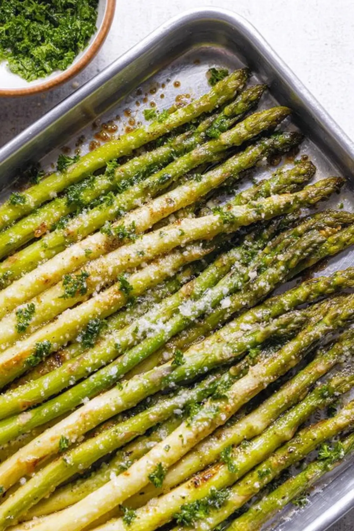Hähnchenhappen mit Knoblauchbutter und Zitronenspargel