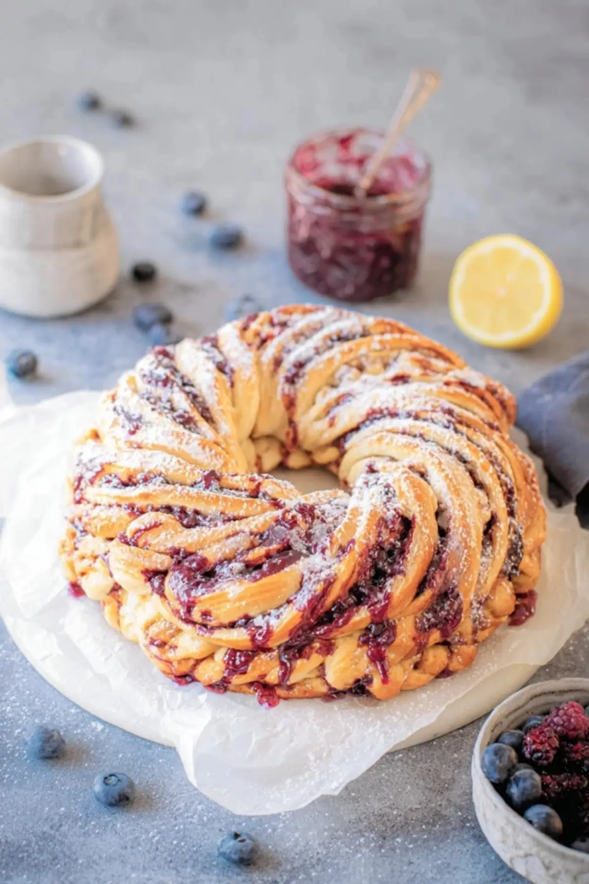 Hefekranz mit Marmelade