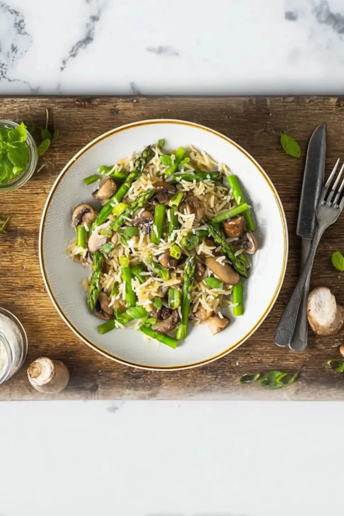 Reispfanne mit Pilzen und grünem Spargel