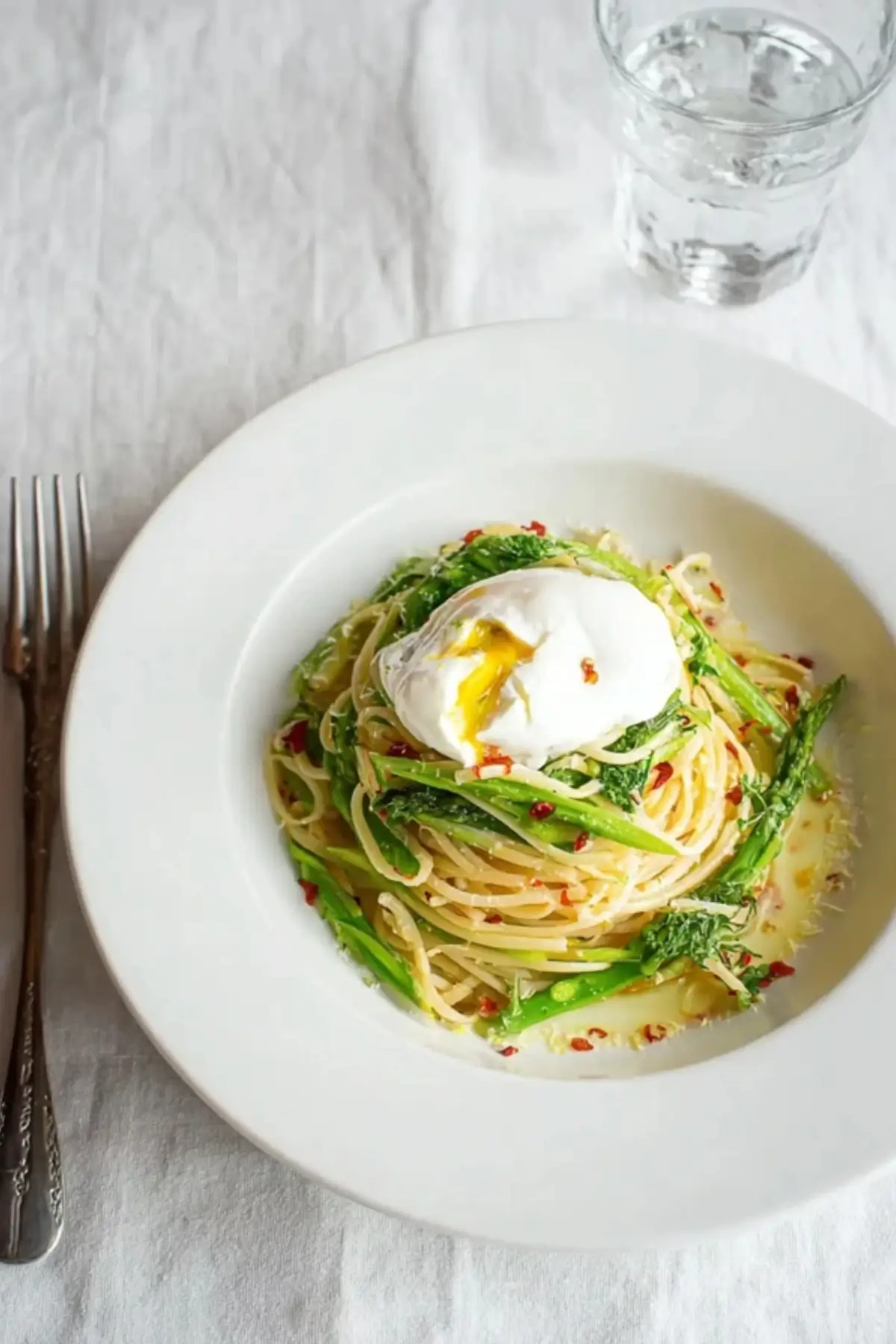 Spaghetti mit grünem Spargel, Burrata, Chili & Zitrone