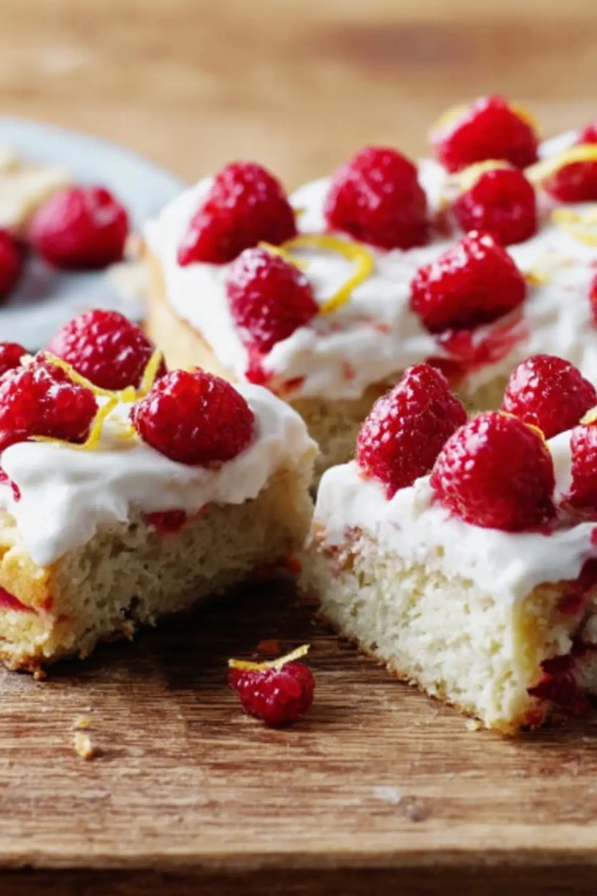 Zitronenkuchen mit Frischkäse und Himbeeren