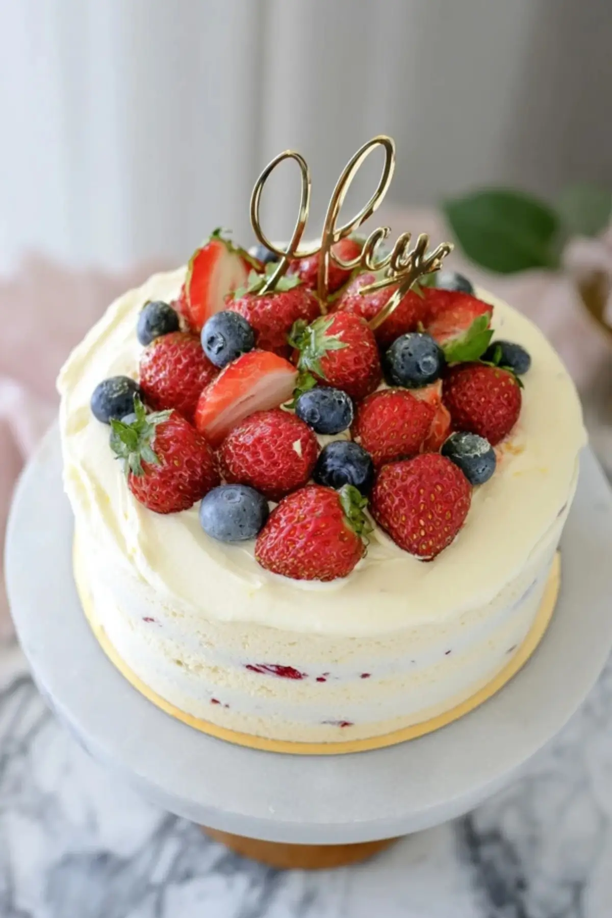 Erdbeertorte mit Biskuitboden und Sahne
