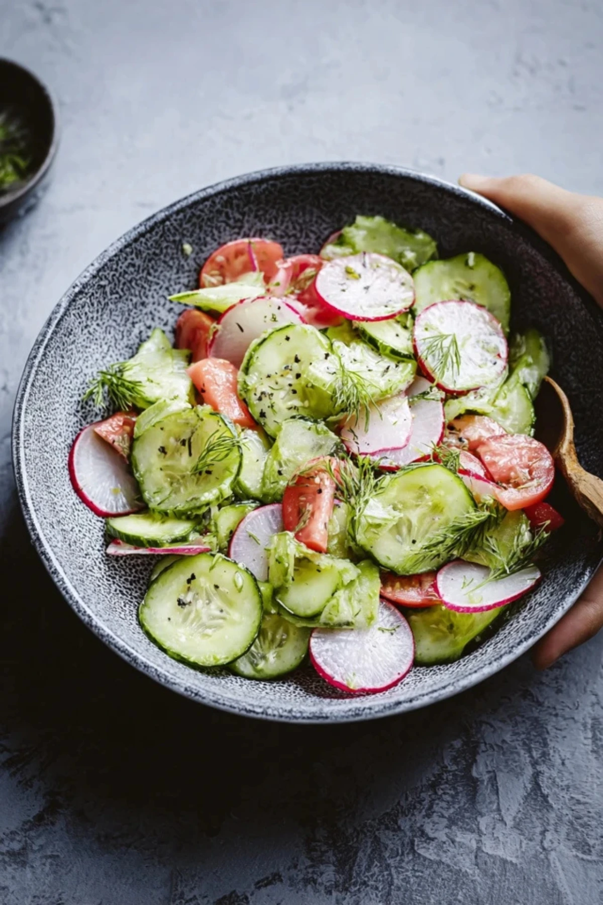 Frischer Gurken Radieschen Salat