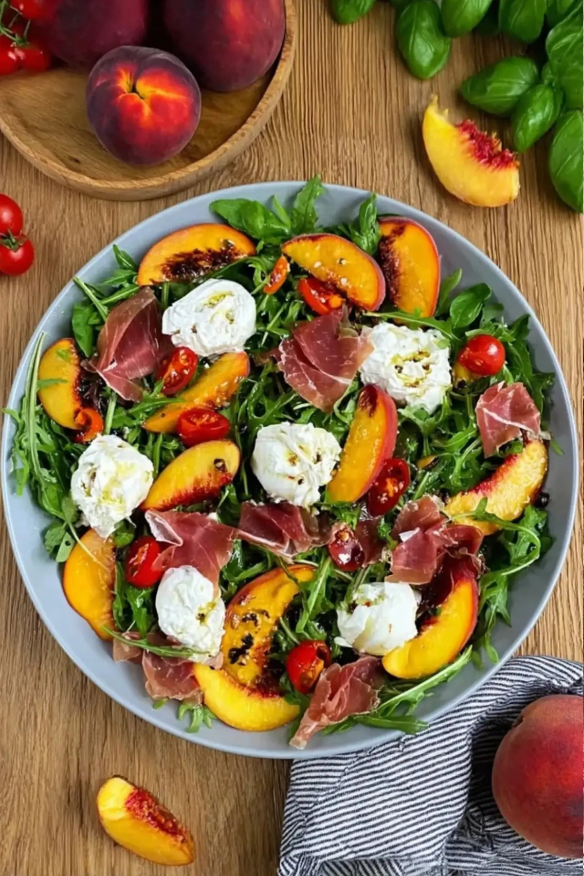 Gegrillter Pfirsich Salat mit Burrata und Serrano Schinken