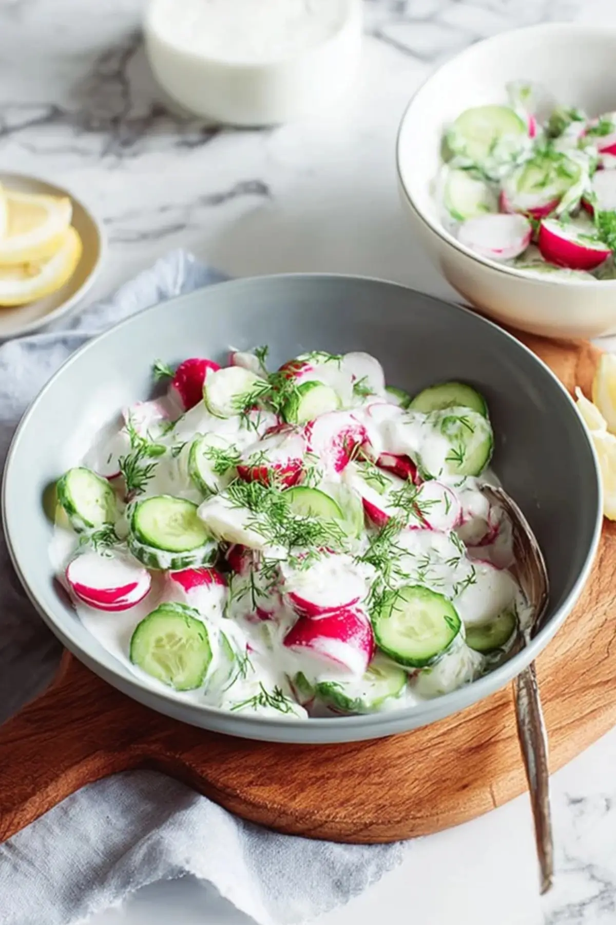 Gurken Radieschen Salat mit Joghurt Dressing
