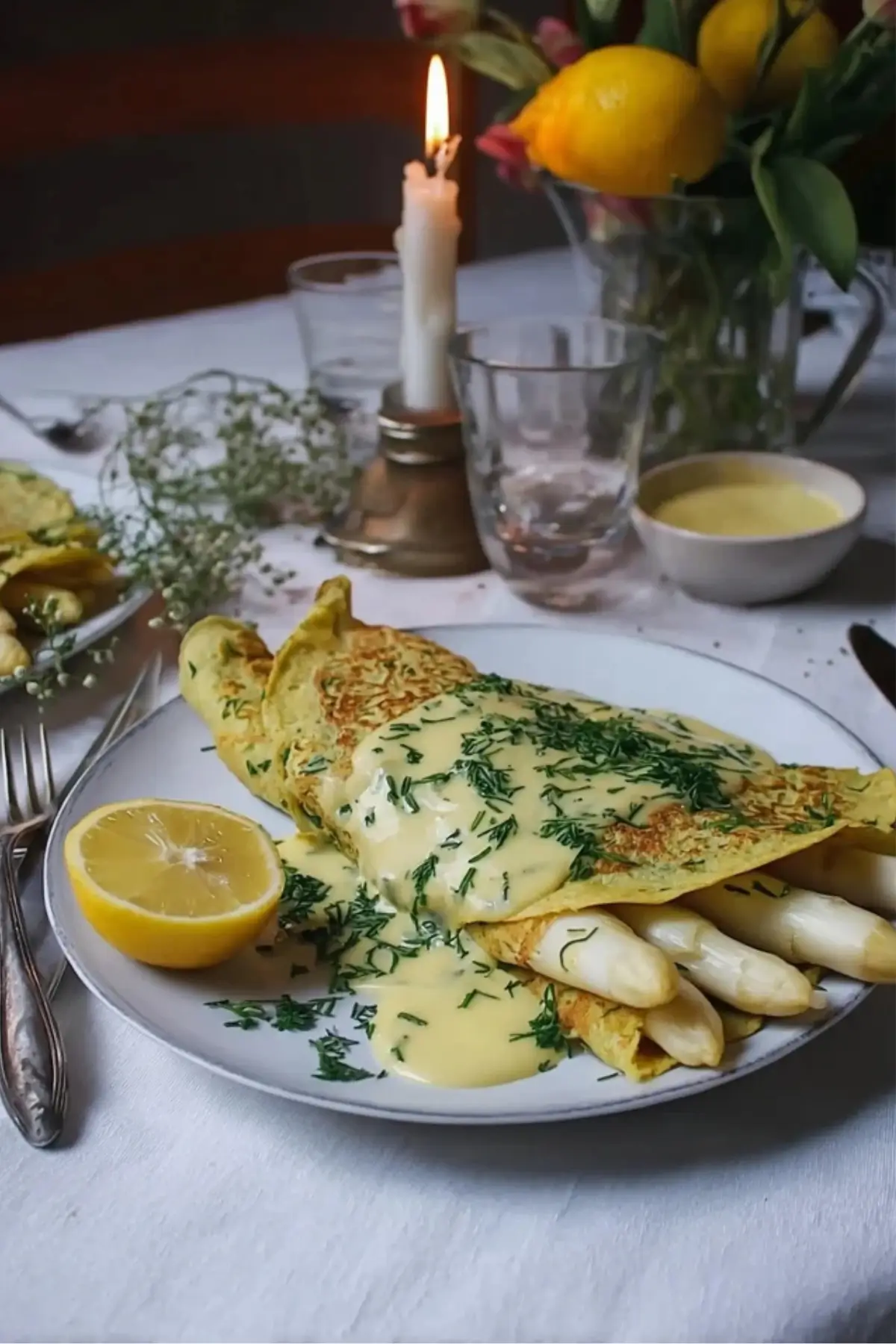 Kräuerpfannkuchen mit weißem Spargel und veganer Hollandaise