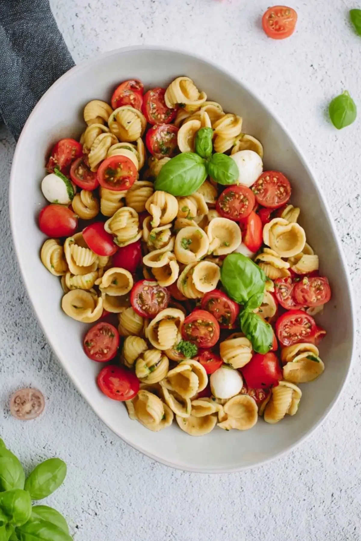 Nudelsalat Caprese mit Tomaten und Mozzarella