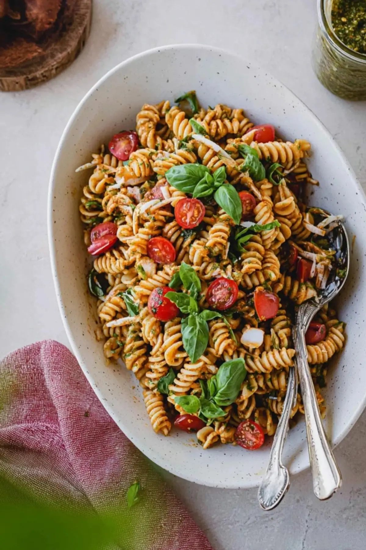 Nudelsalat mit rotem Pesto