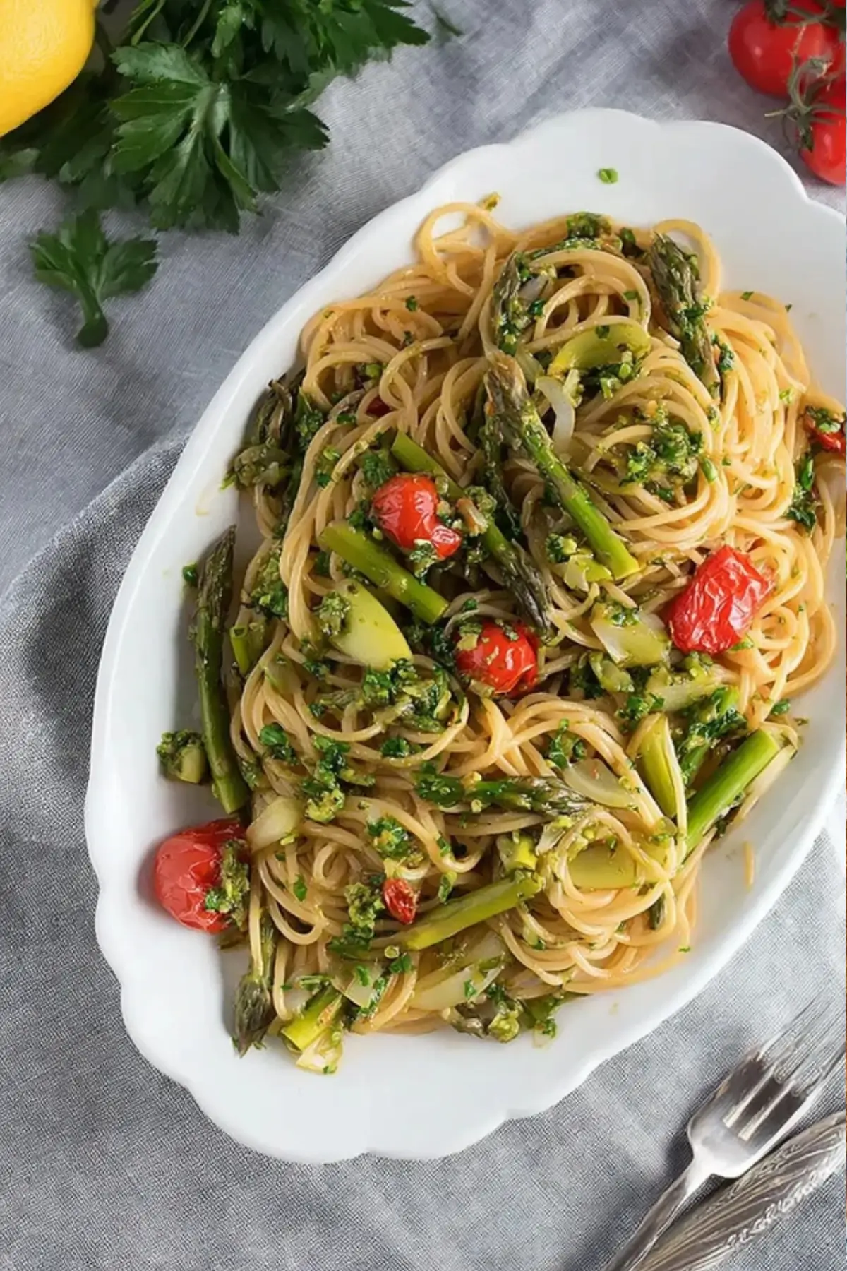 Spaghetti mit grünem Spargel und Gremolata