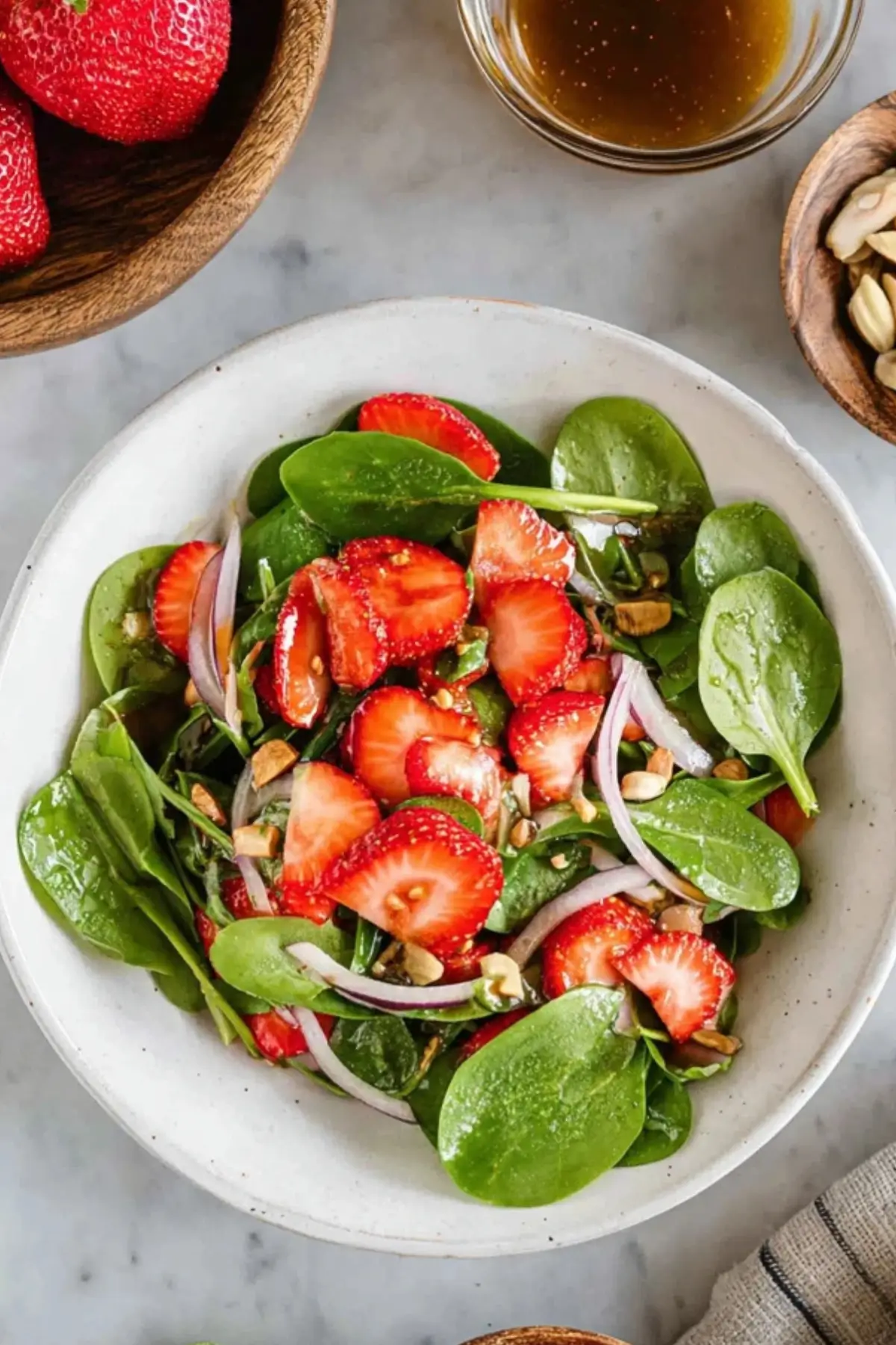 Spinatsalat mit Erdbeeren