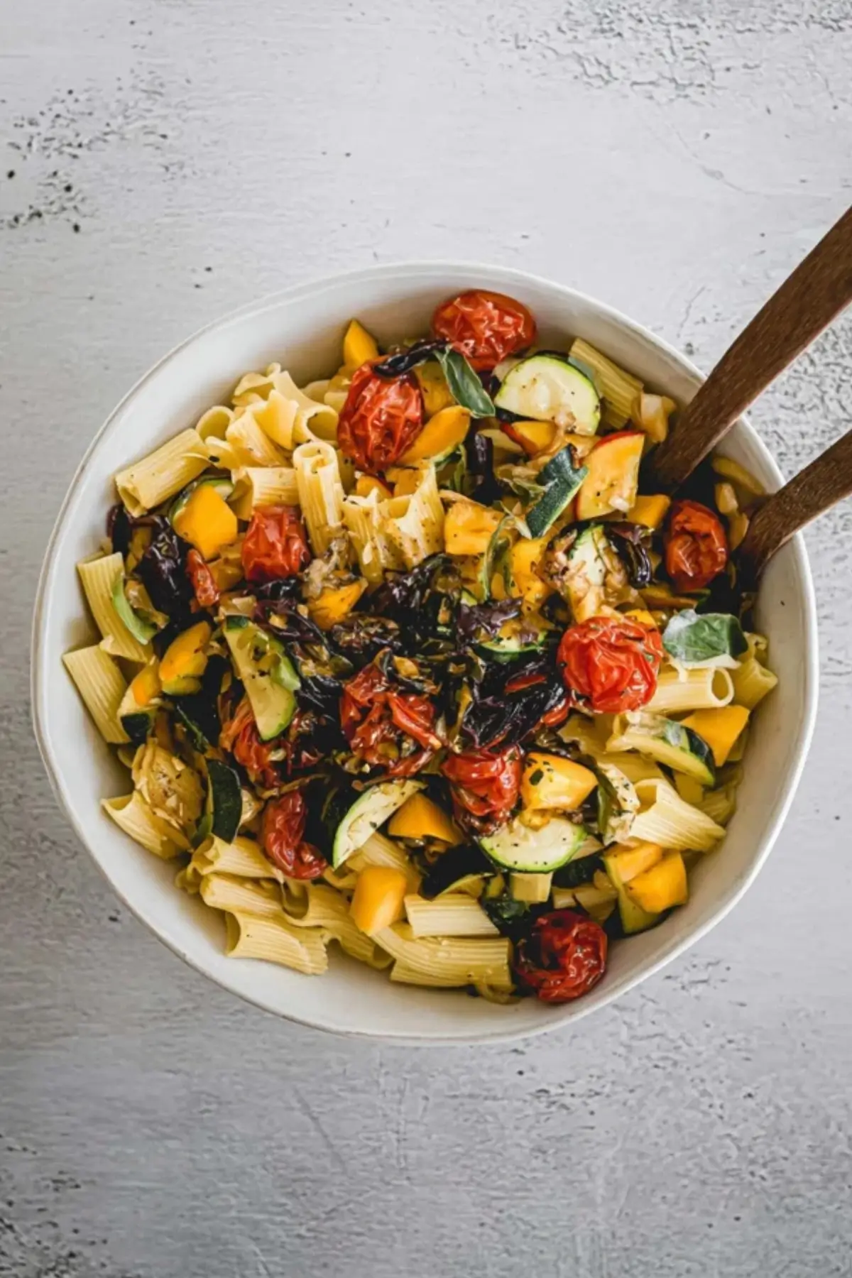 Vegetarischer Nudelsalat mit Gemüse