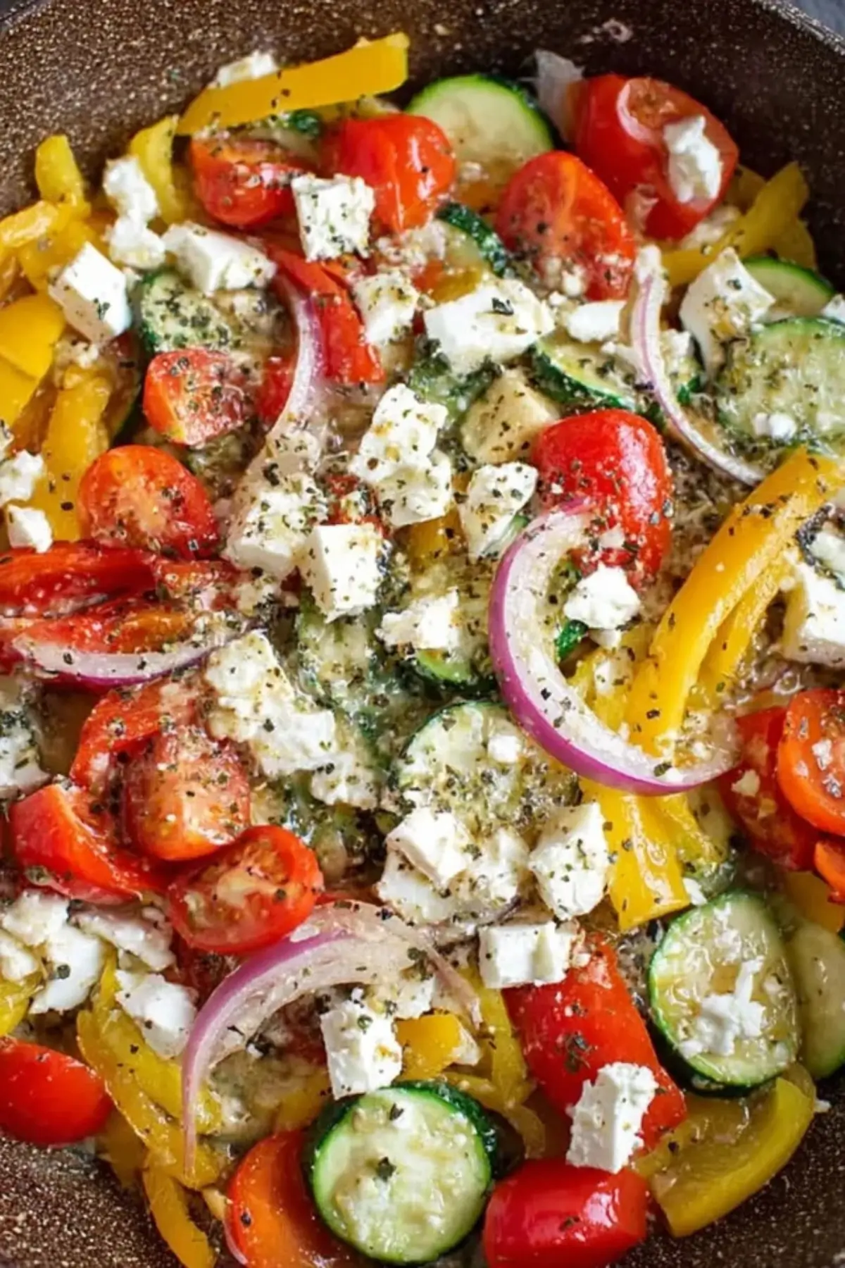 Bunte Gemüsepfanne mit Feta