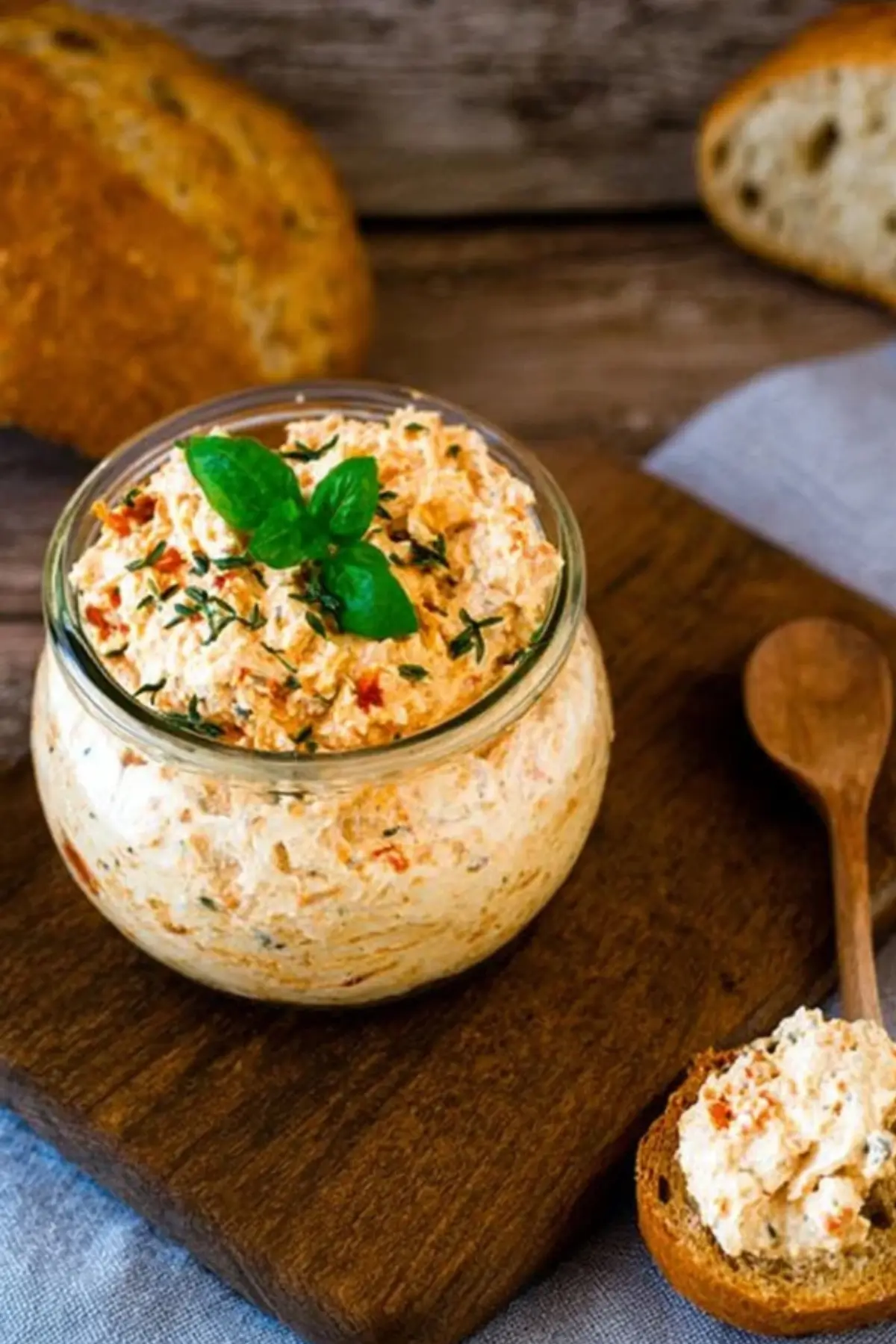 Feta Quark Dip mit getrockneten Tomaten