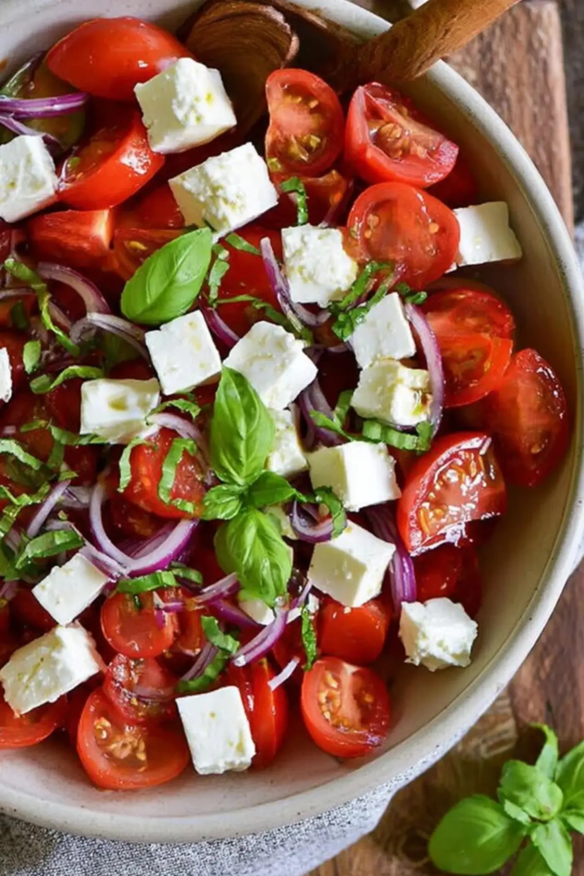 Frischer Tomatensalat mit Feta