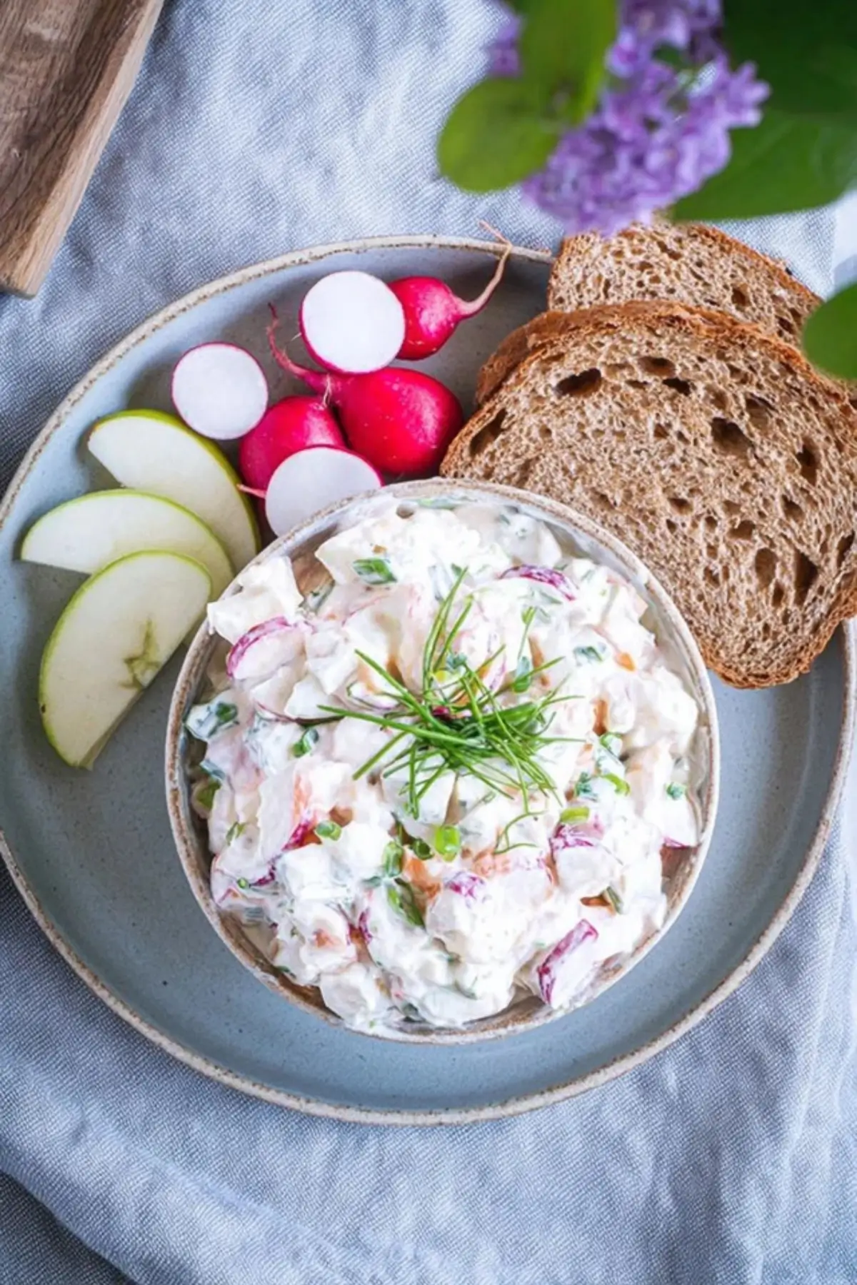 Leichter Radieschen Dip mit Äpfeln und Frischkäse
