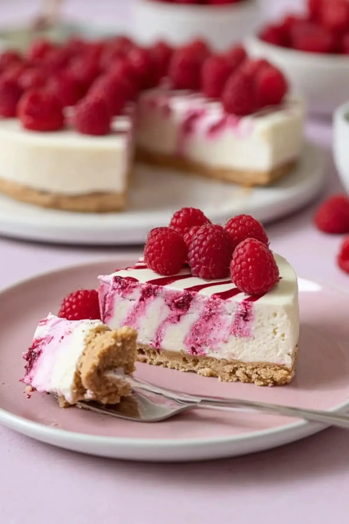 No Bake Himbeer Cheesecake mit Schmand und weißer Schokolade