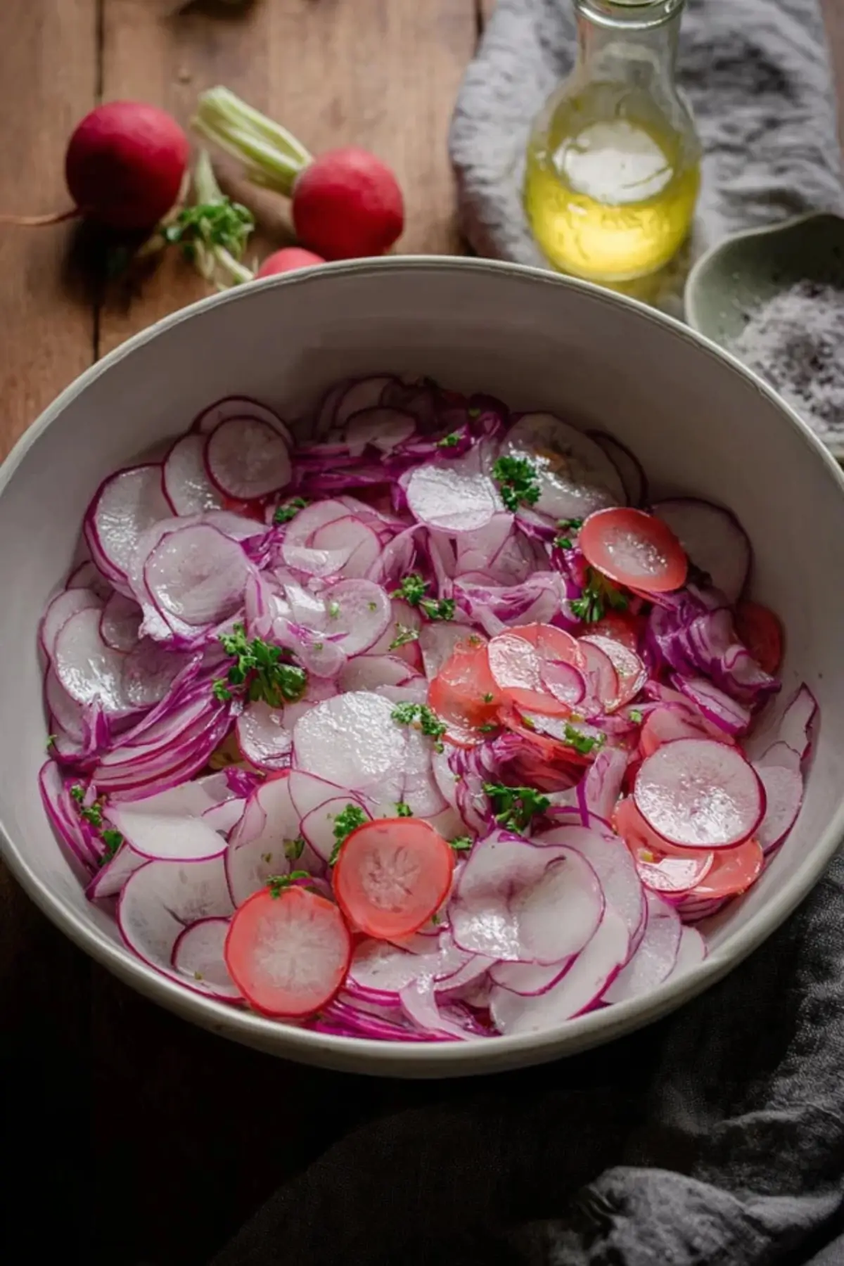 Radieschensalat mit Essig und Öl