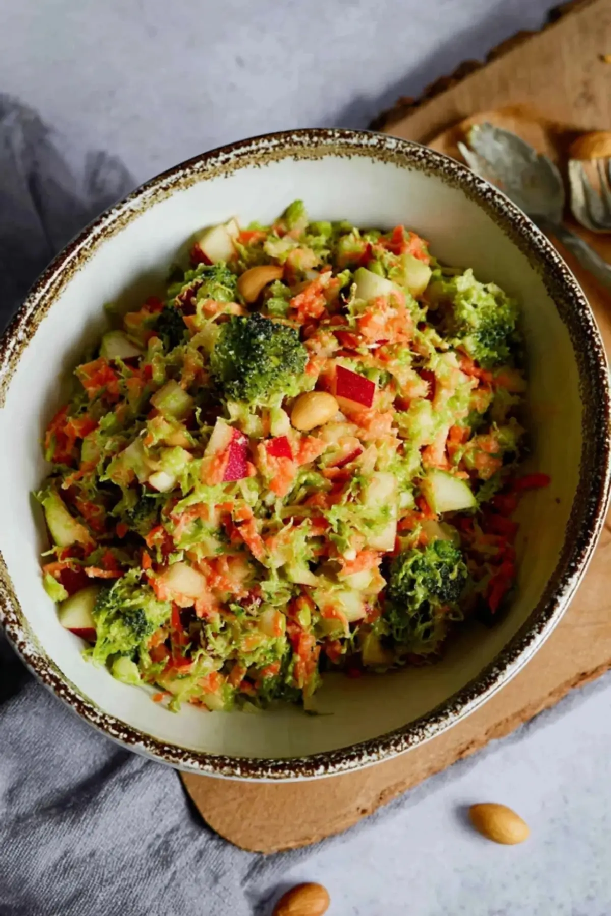 Roher Brokkolisalat mit Apfel