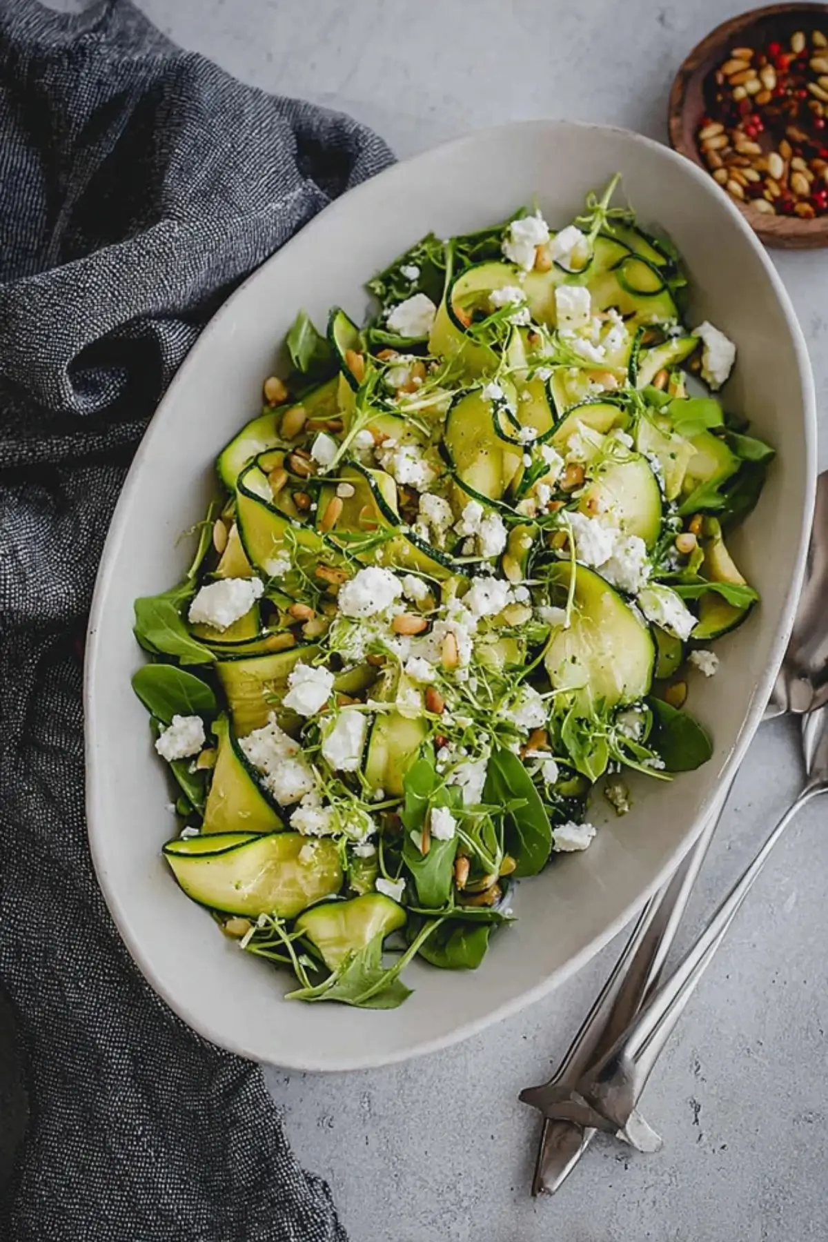 Roher Zucchinisalat mit Feta