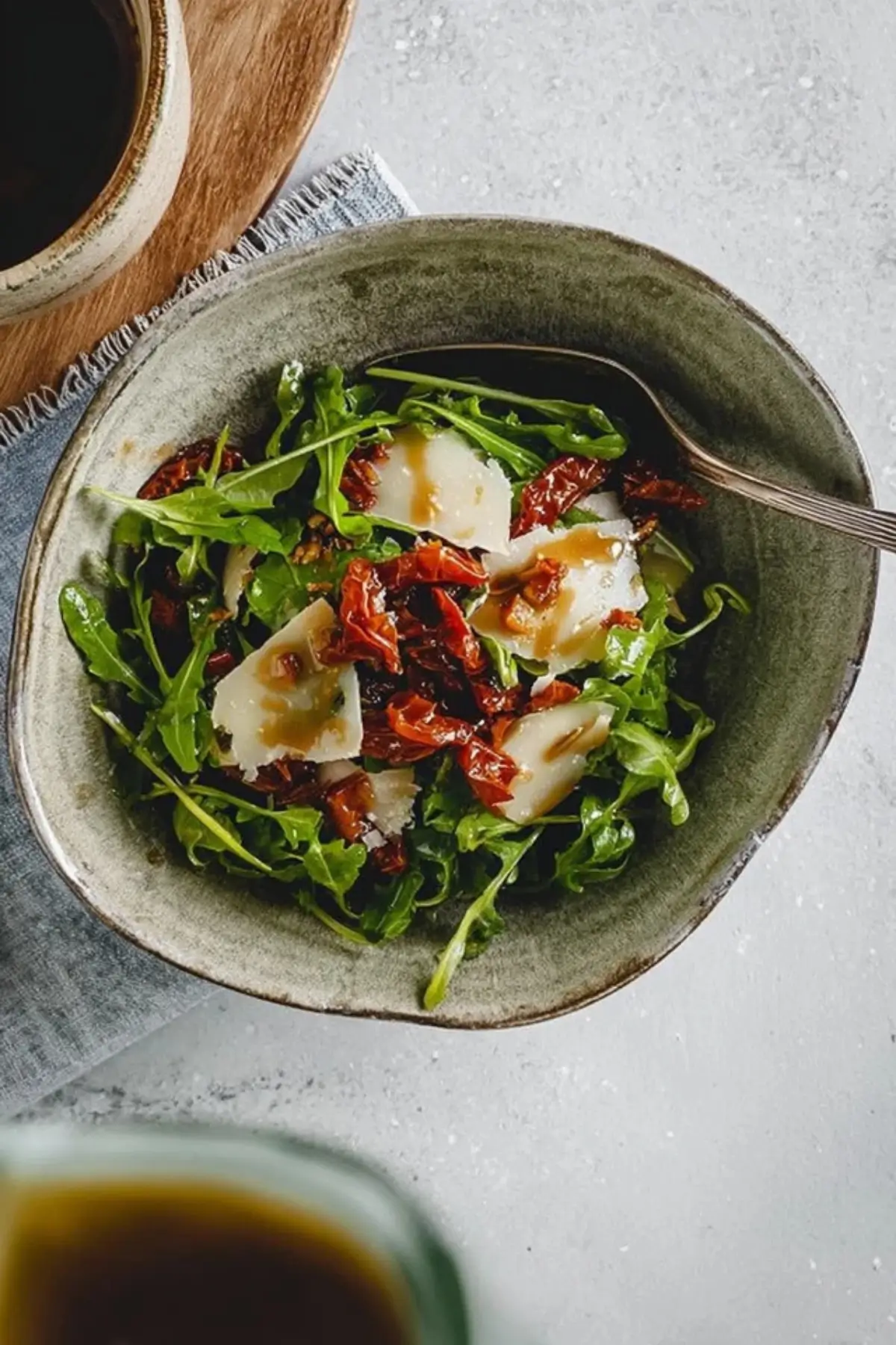 Rucola Salat mit getrockneten Tomaten und Parmesan