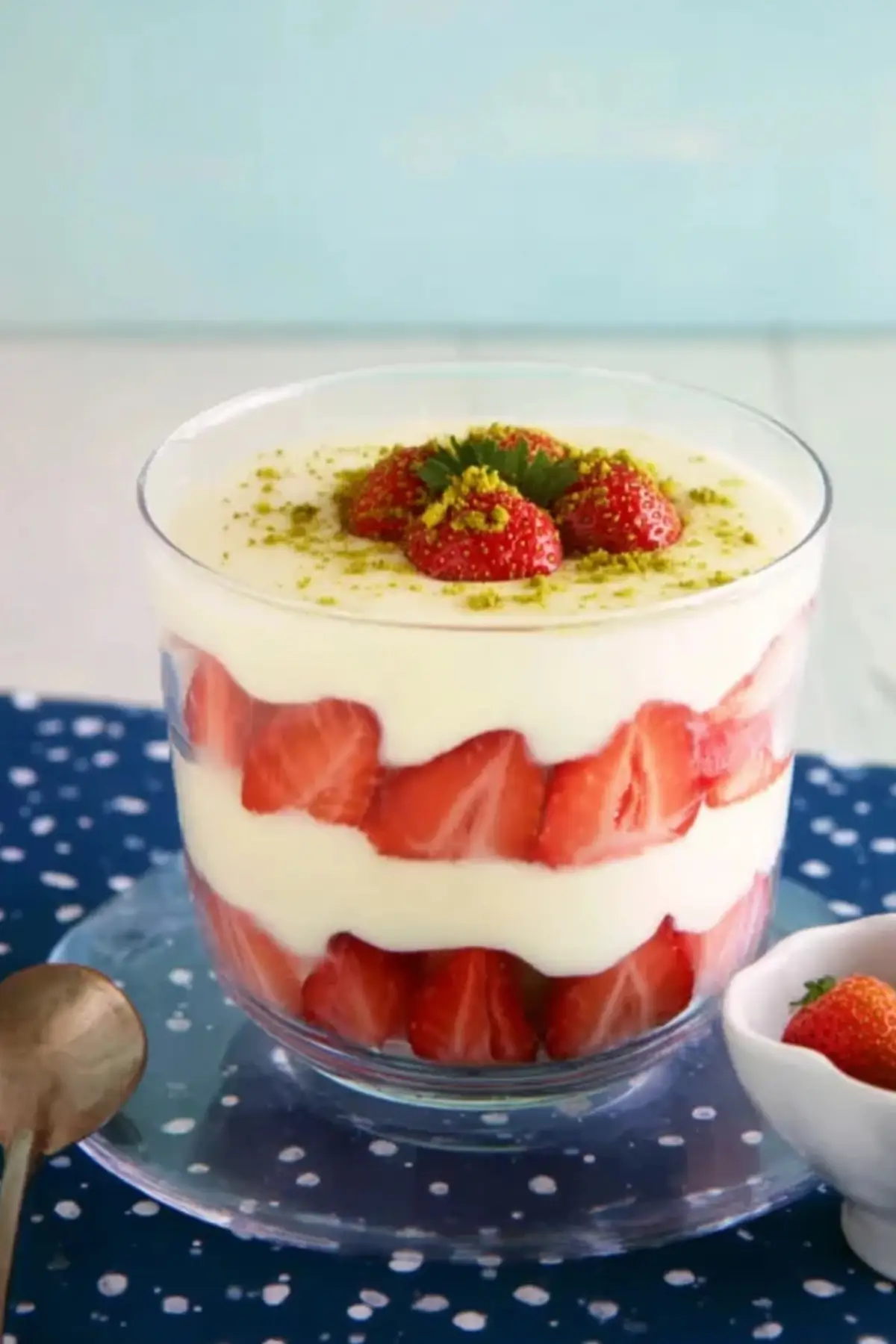 Schichtdessert mit Erdbeeren