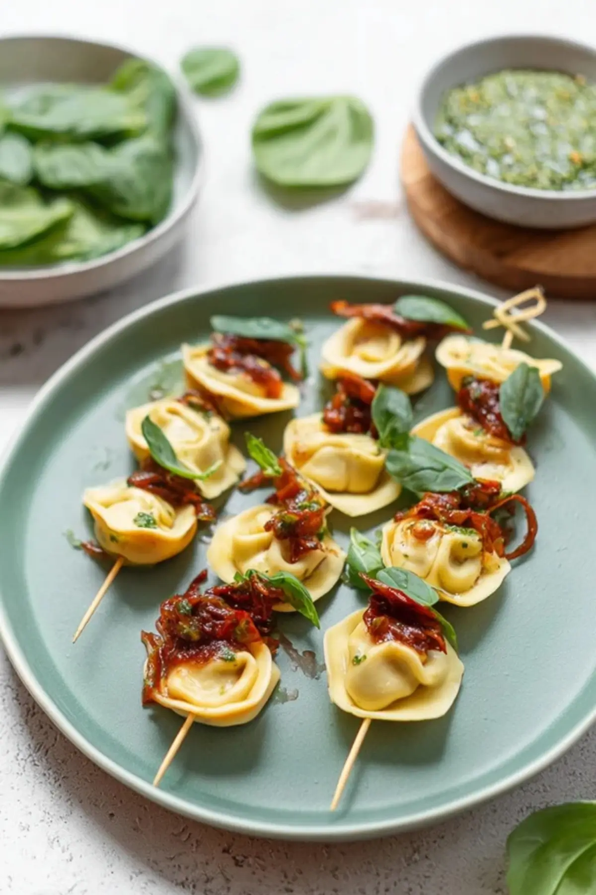 Vegetarische Tortellini Spieße mit Pesto