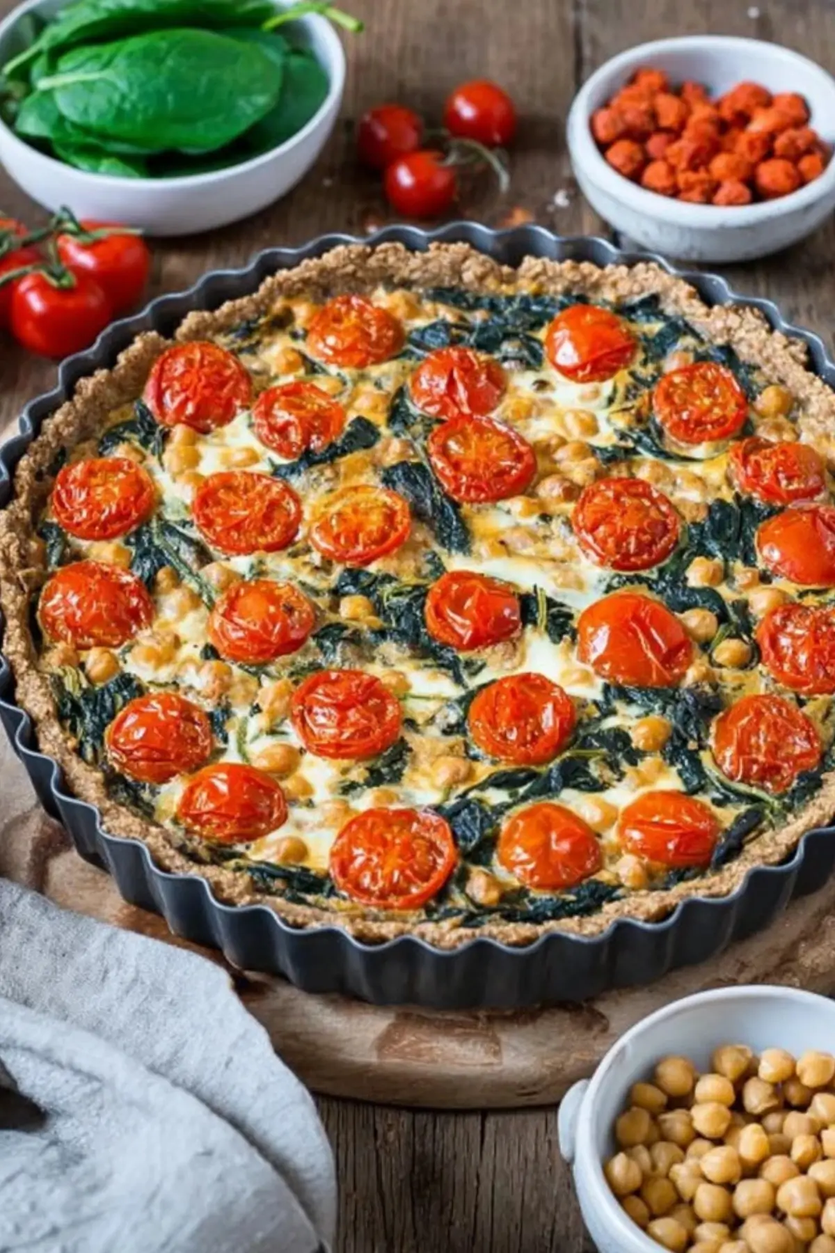 Vollkorn Quiche mit Spinat Tomaten und Kichererbsen