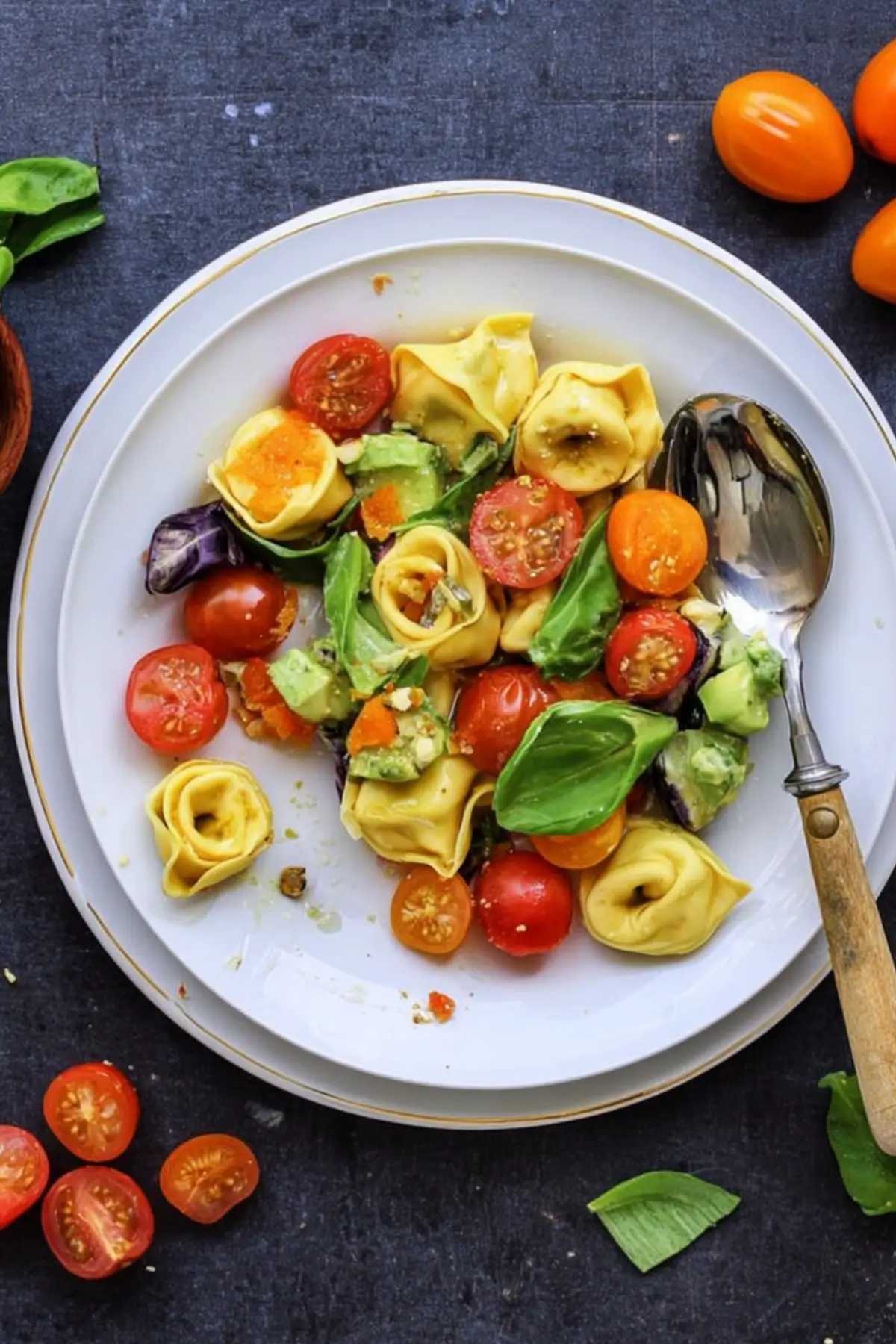 Mediterraner Tortellinisalat mit Tomaten