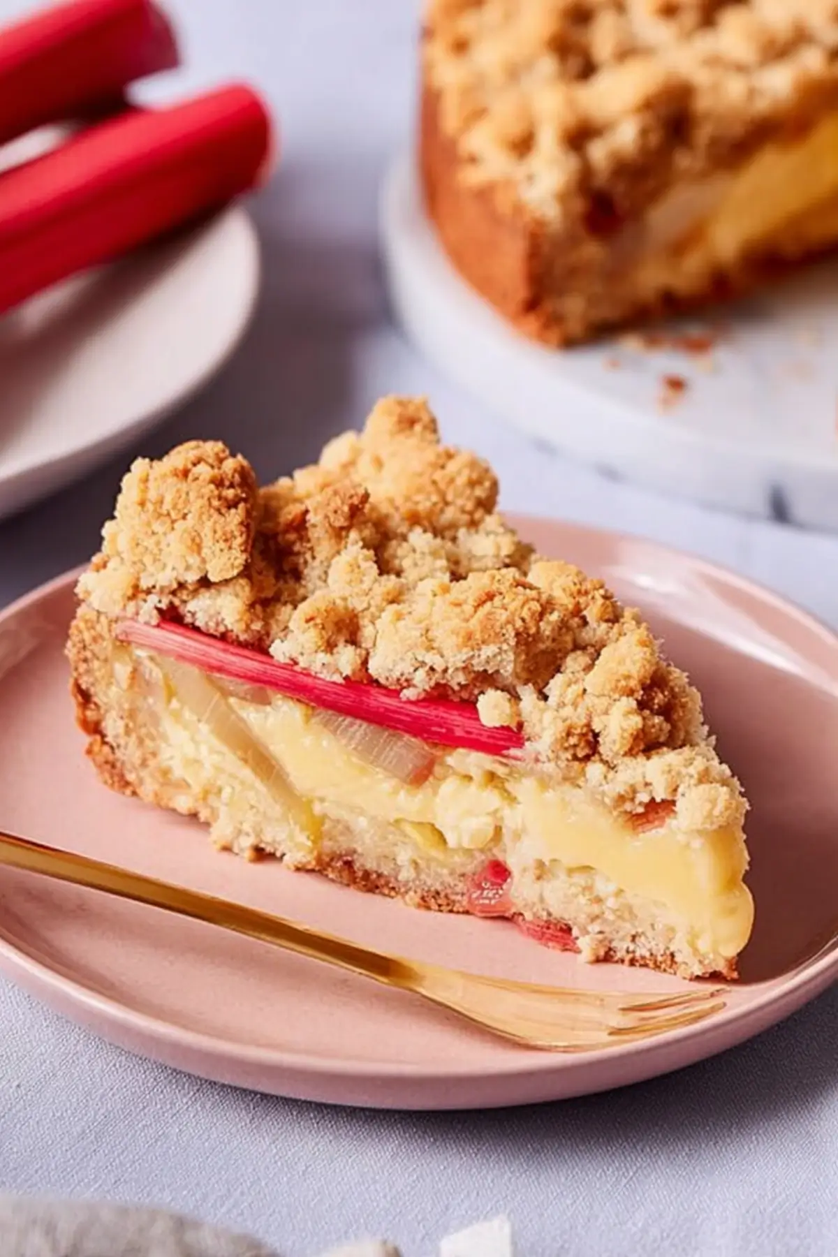Rhabarberkuchen mit Pudding und Streuseln