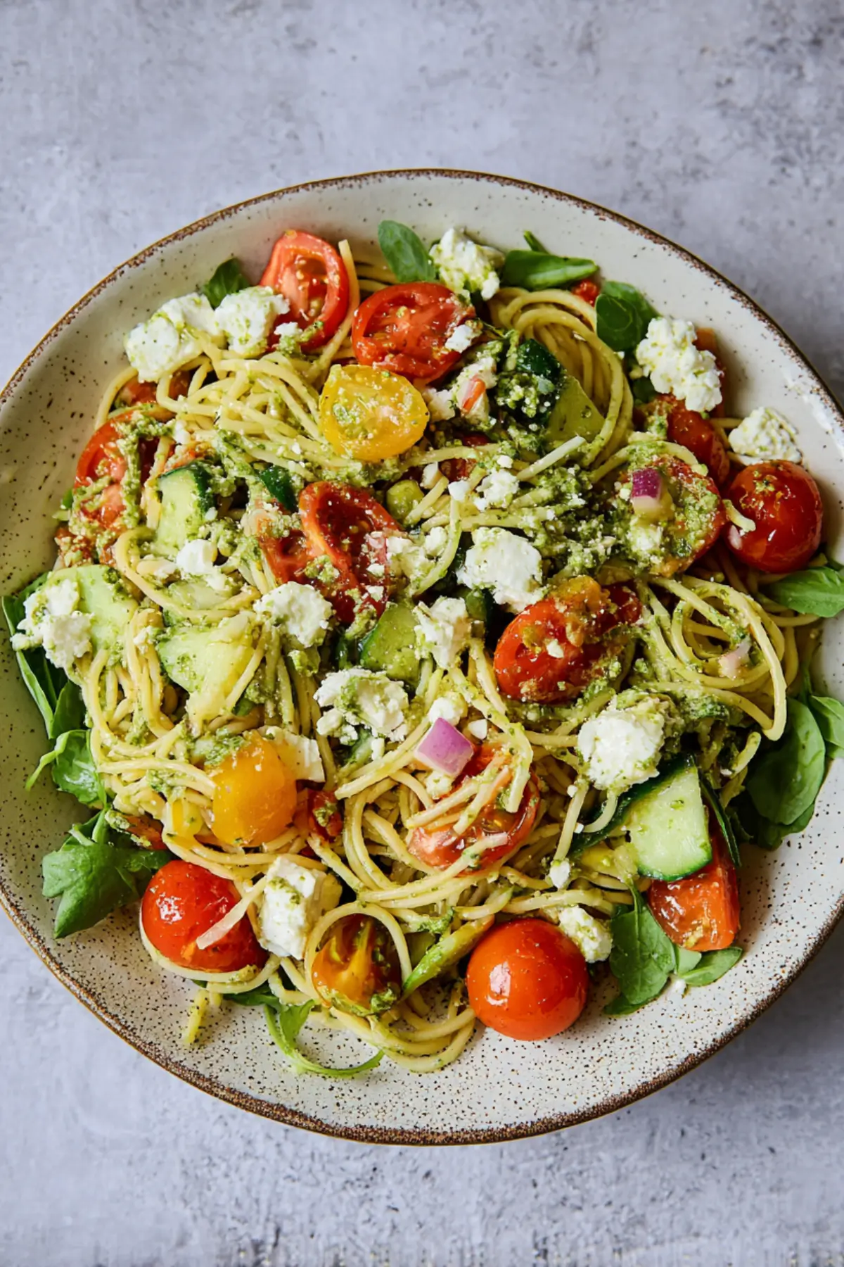 Spaghetti Salat mit Feta und Pesto