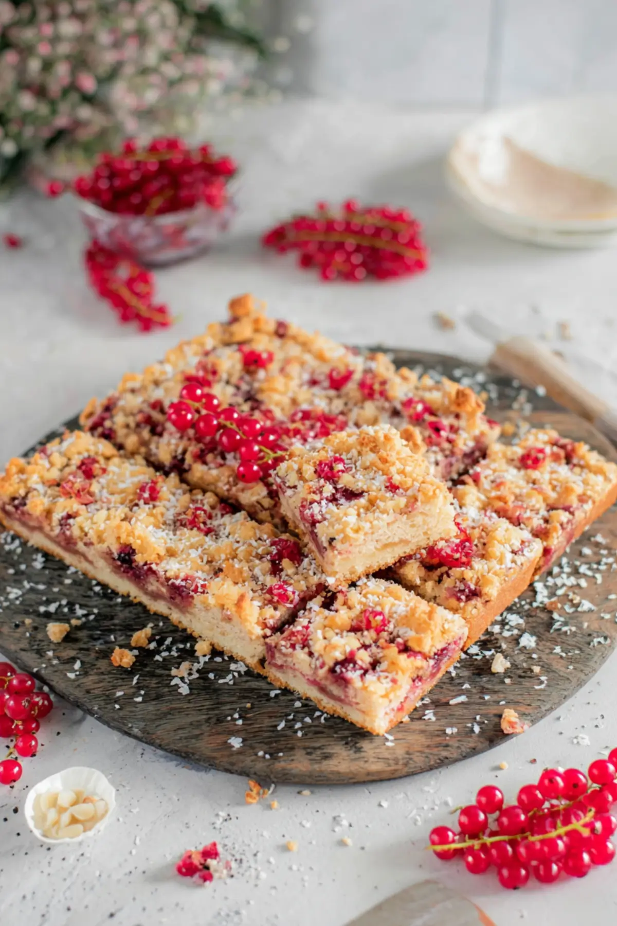 Streusel Schnecken Blechkuchen mit Johannisbeeren