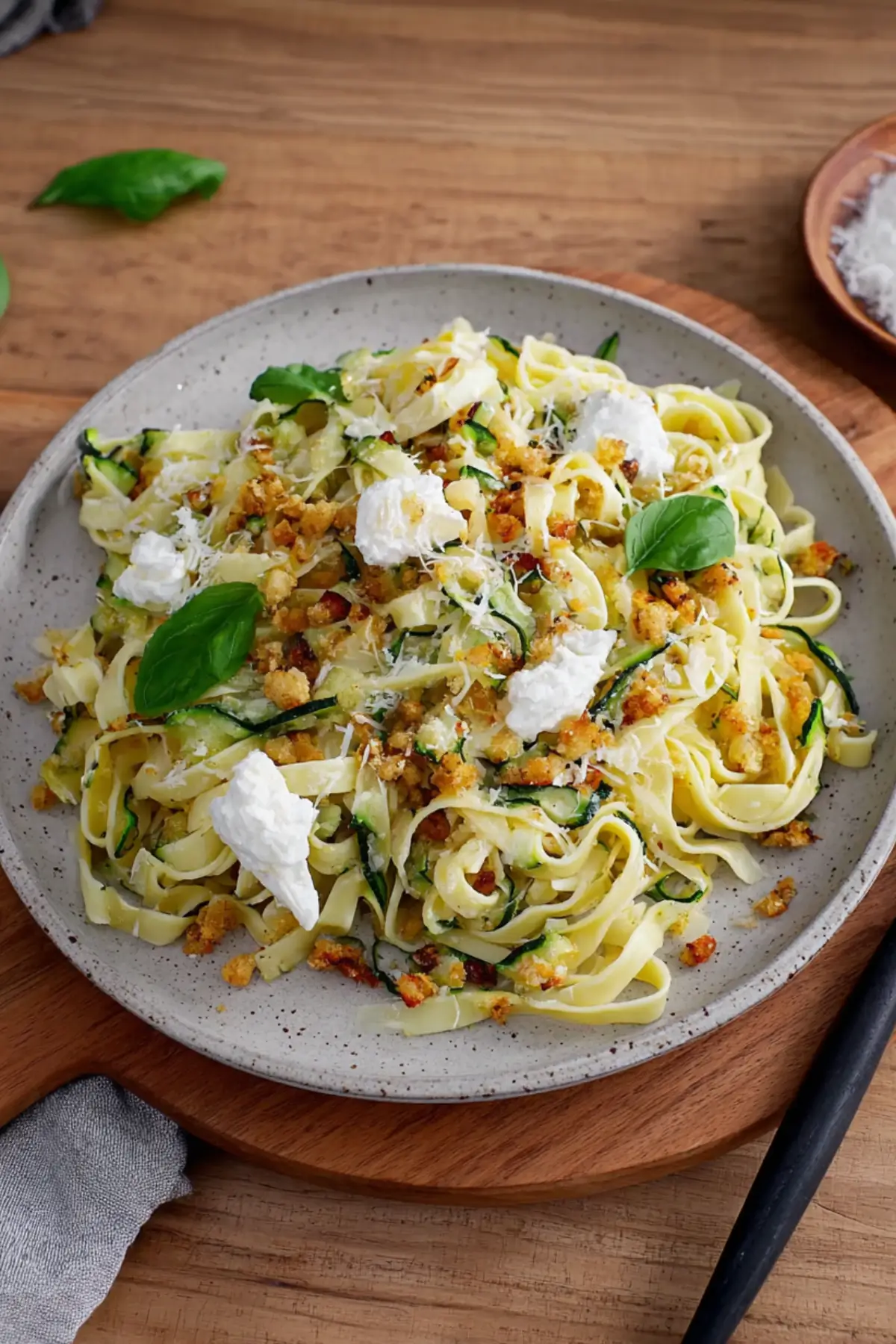 Tagliatelle mit Zucchini und zitronigen Semmelbröseln