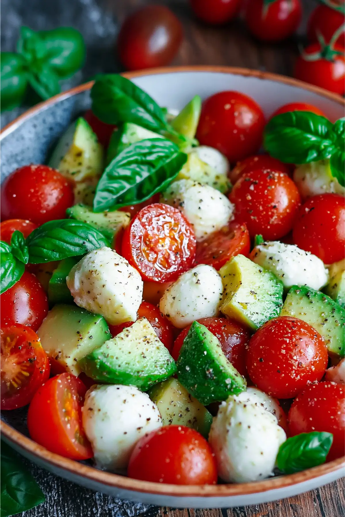Caprese Salat mit Avocado und Tomaten