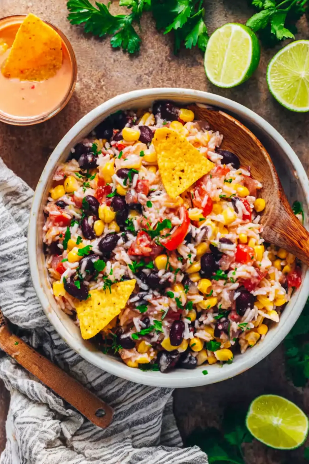 Mexikanischer Reissalat mit Mais und Bohnen