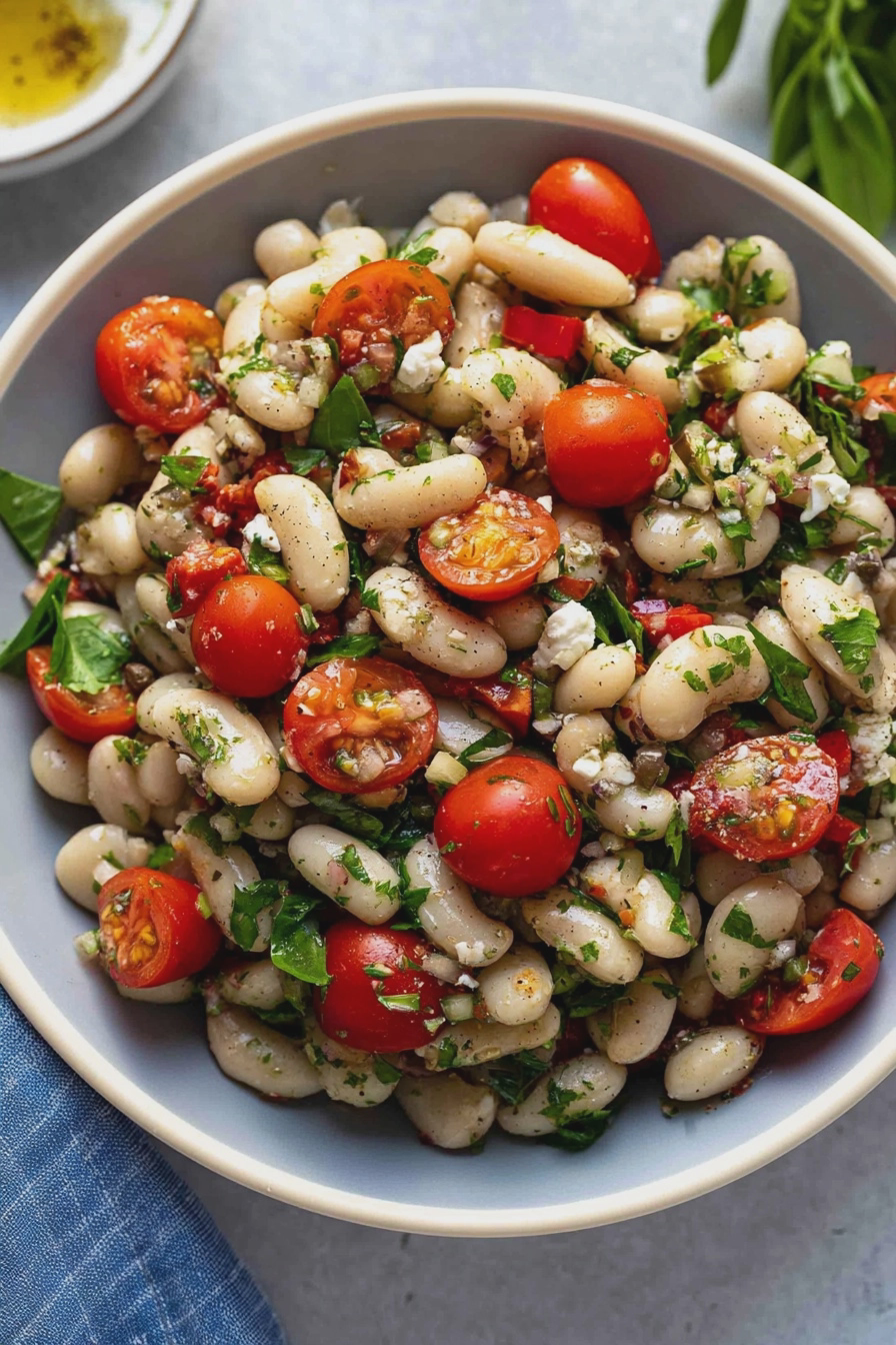 Dicke-Bohnen-Salat nach griechischer Art mit Feta-Käse und frischen Kräutern.