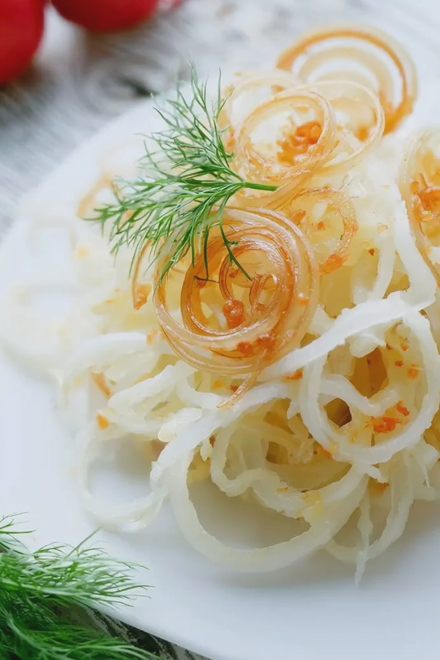 Frischer Kohlrabisalat mit Kresse und Kirschtomaten in einer Schüssel auf einem Holztisch.