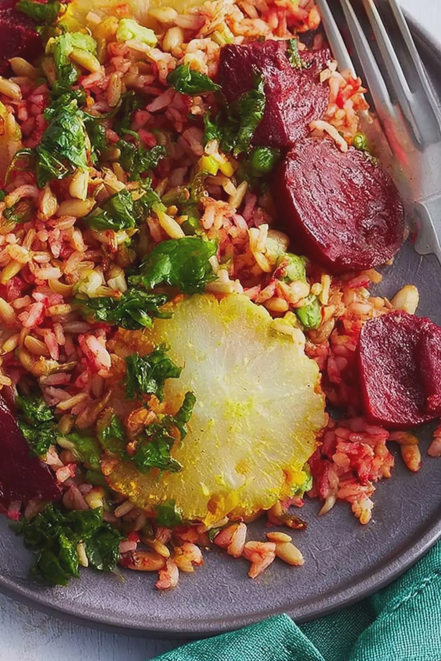 Ofenkohlrabi mit Rote-Bete-Gewürzreis, garniert mit Pistazien und Spinat.