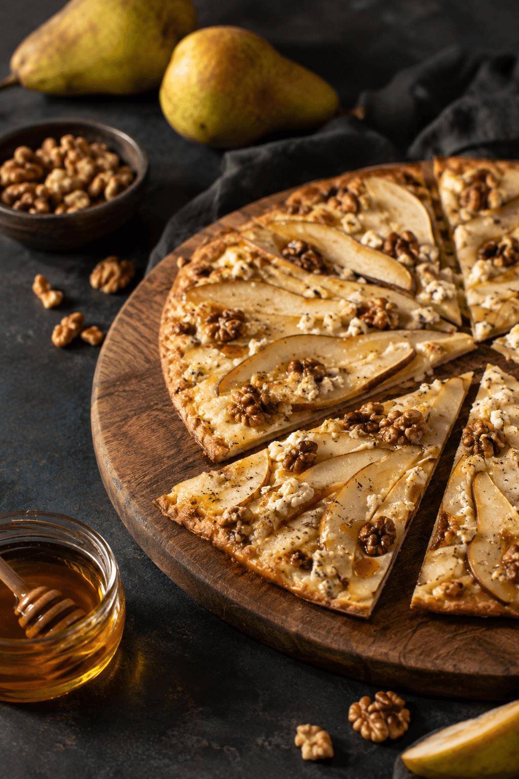 Flammkuchen mit Birne und Ziegenkäse