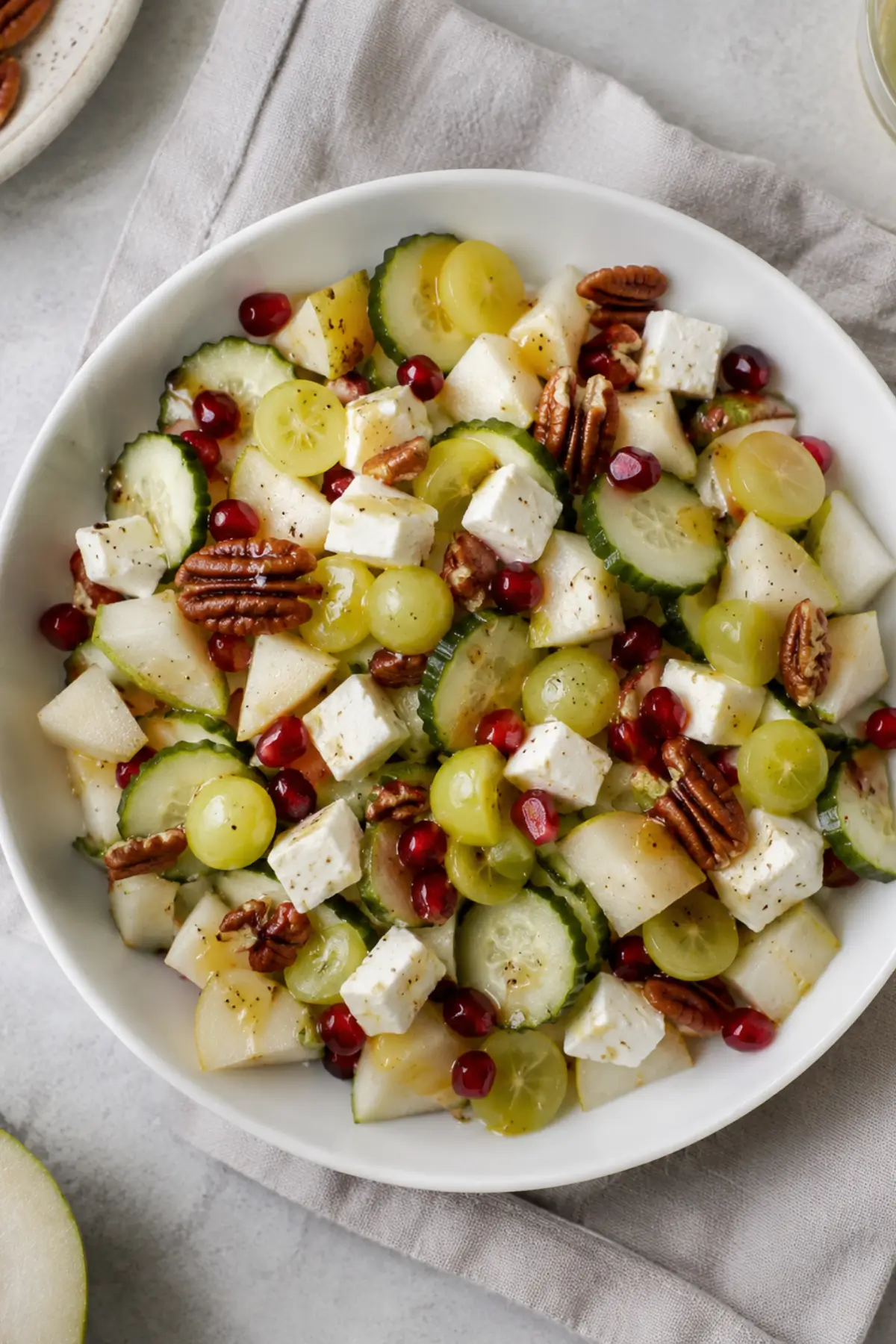 Schneller Käse-Trauben-Salat mit Walnüssen