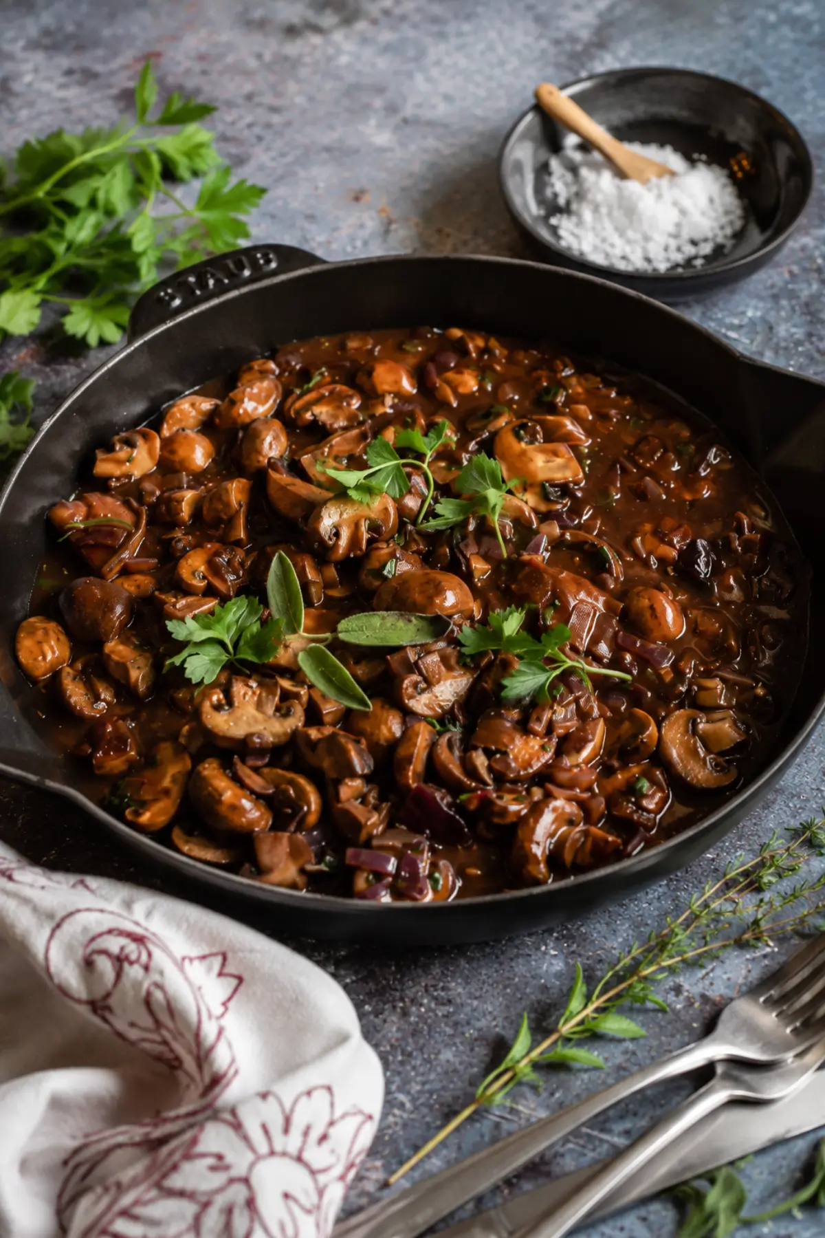 Vegane Pilzpfanne mit kräftiger, dunkler Bratensauce